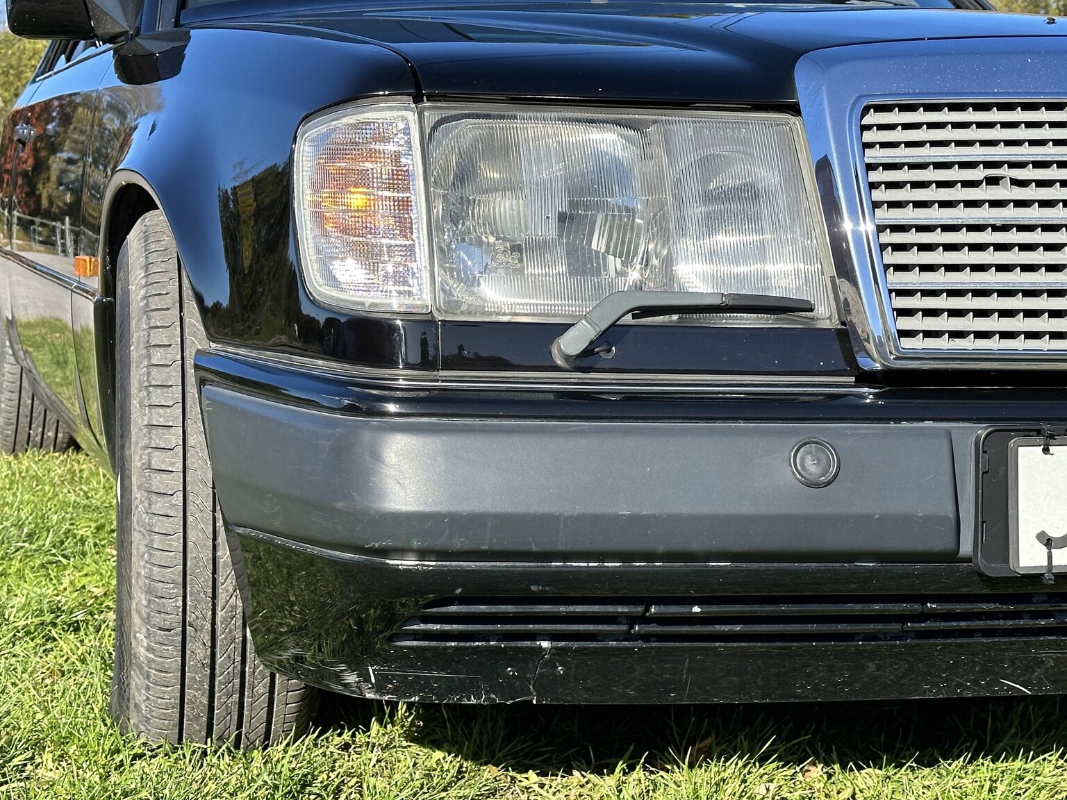 Exterior image of 1990 Mercedes-Benz 300 CE 24V