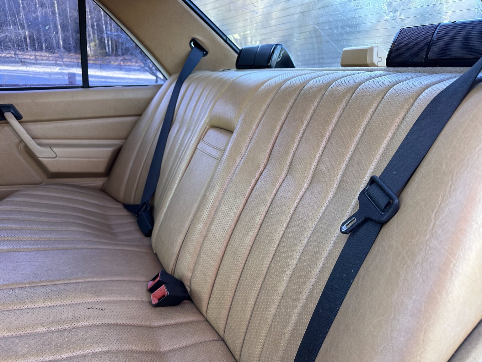 Innenraumfoto von 1988 Mercedes-Benz 190 E 2.3 (22)