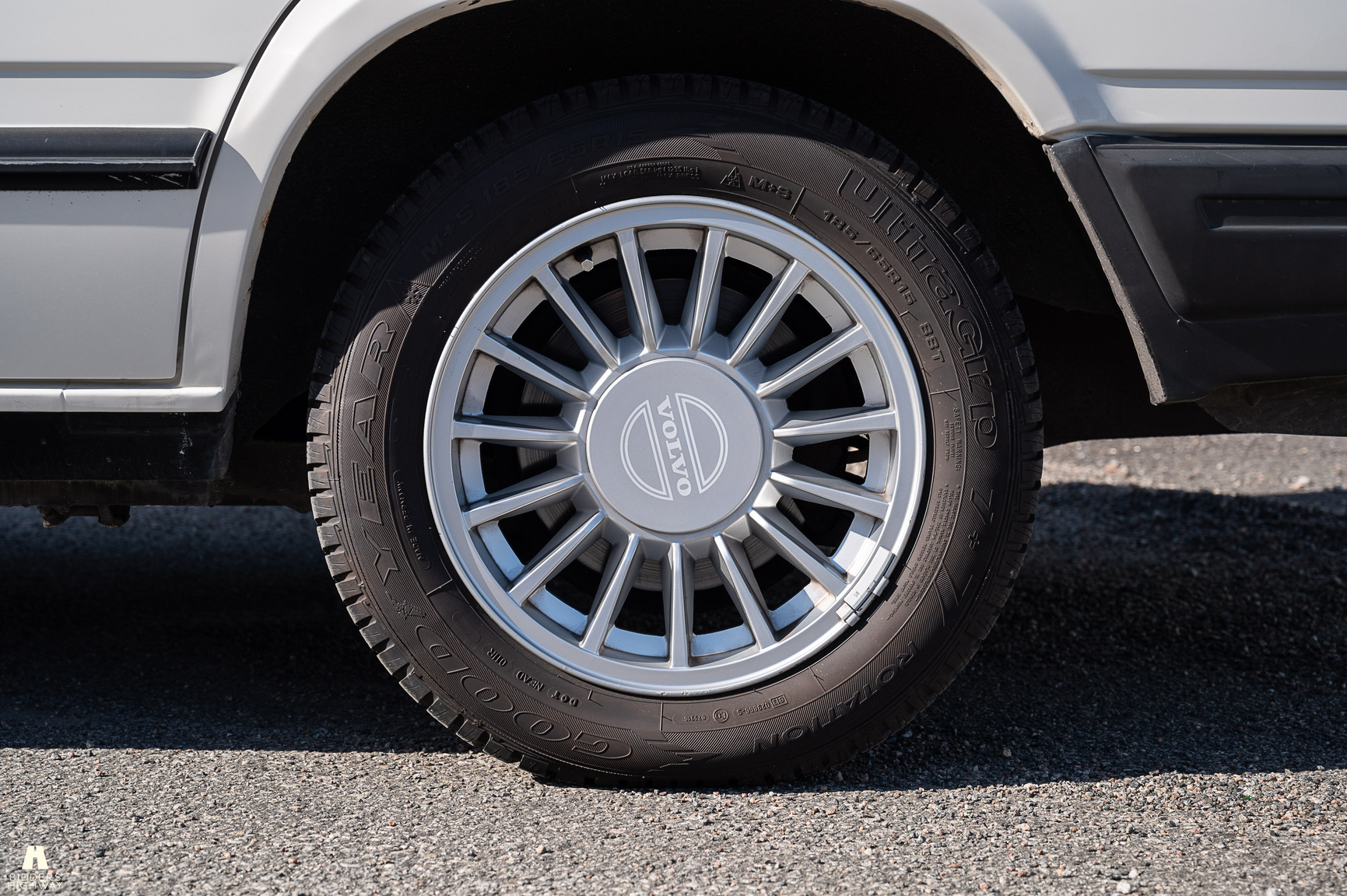 Exterior image of 1988 Volvo 740 GL (17)