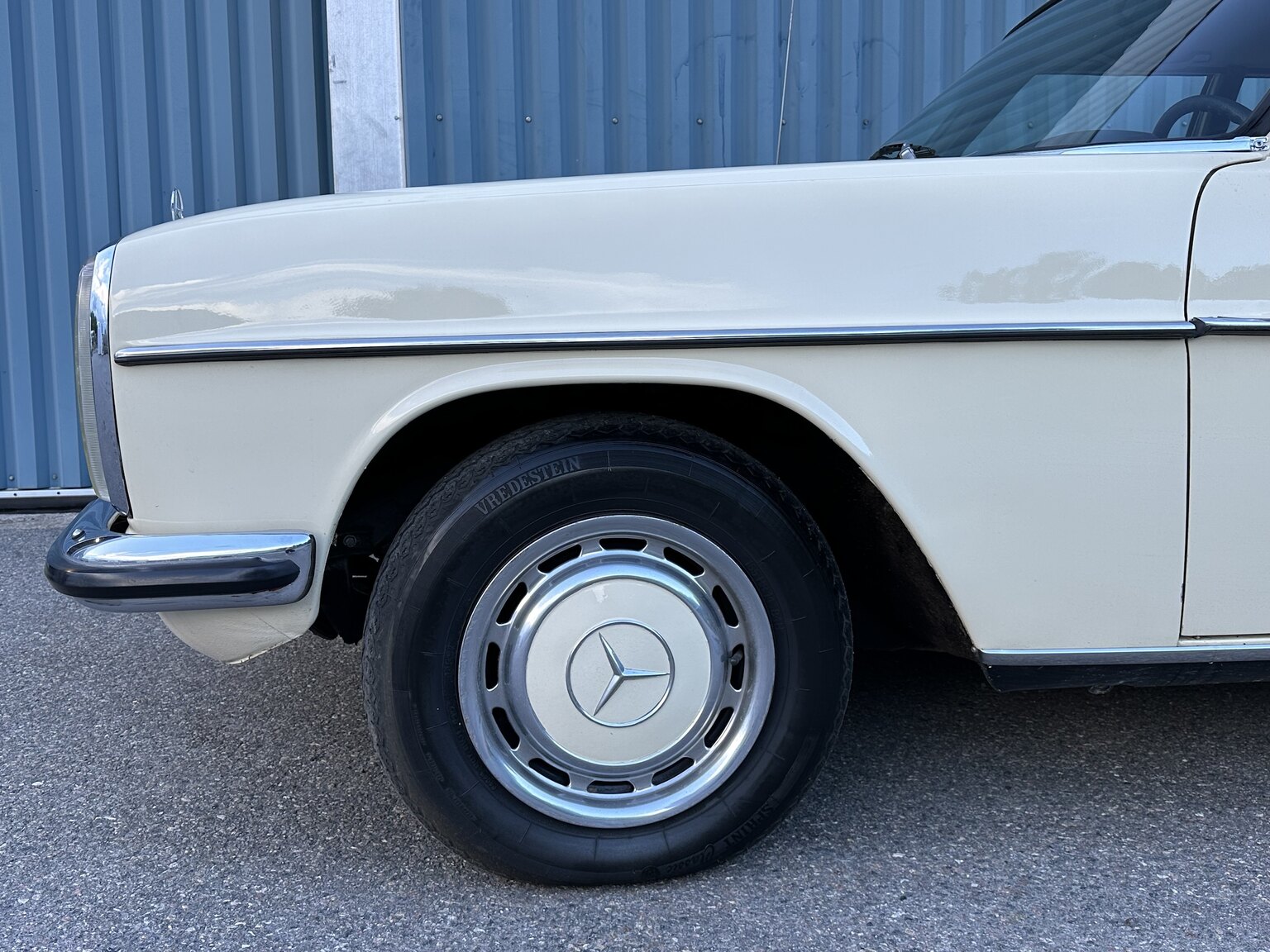 Exterior image of 1974 Mercedes Benz 230.6
