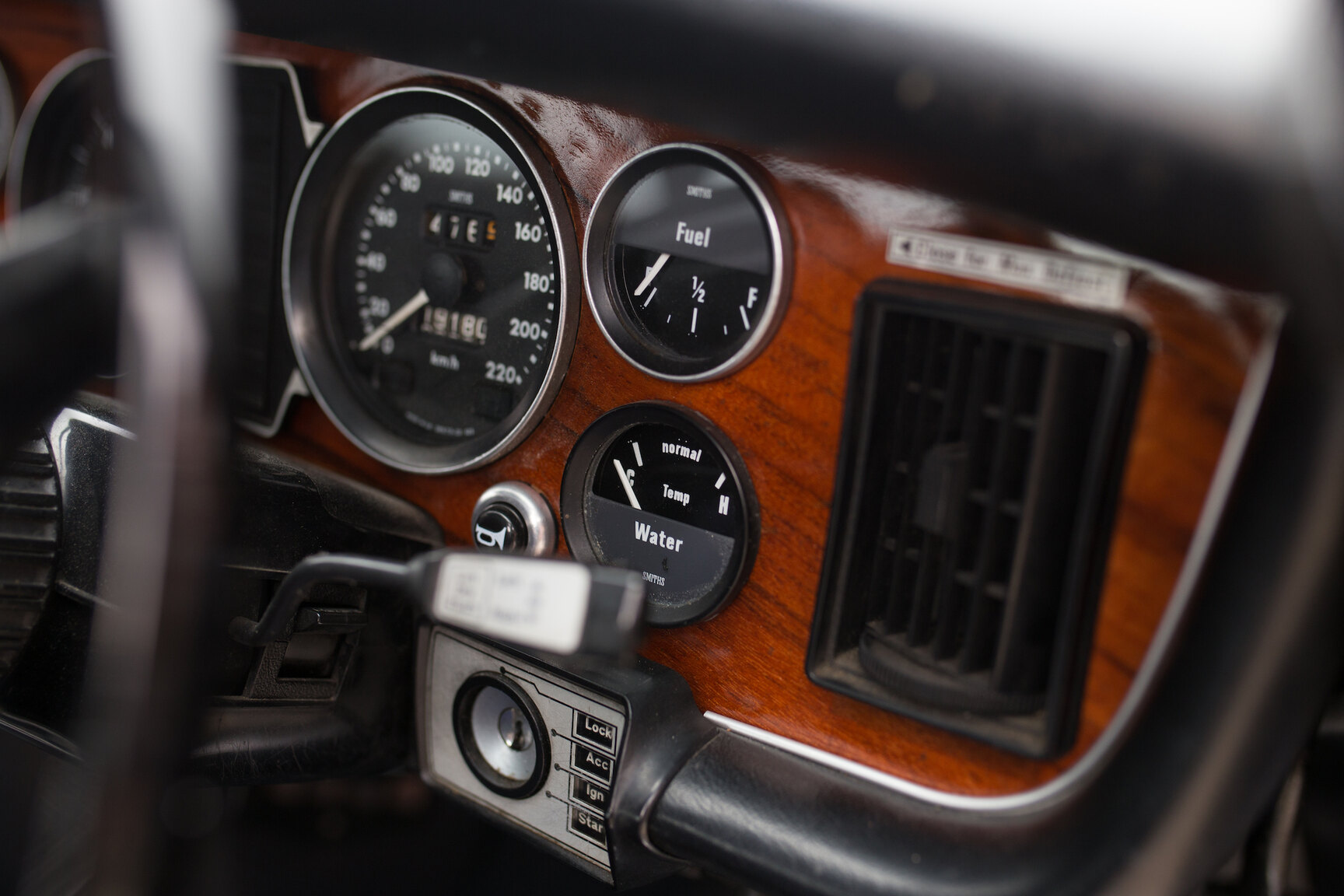 Interior image of 1975 JAGUAR XJ6  (25)