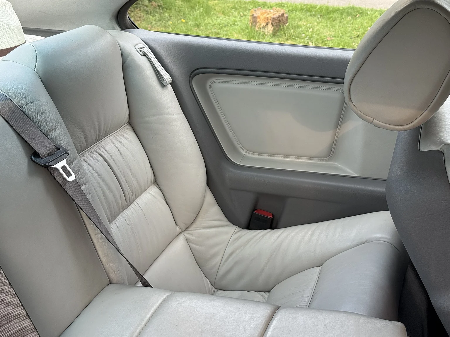 Interior image of 1994 BMW 840Ci (52)
