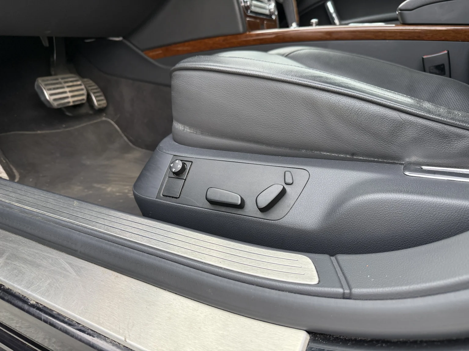 Interior image of 2013 Volkswagen Phaeton 3.0 TDI (9)