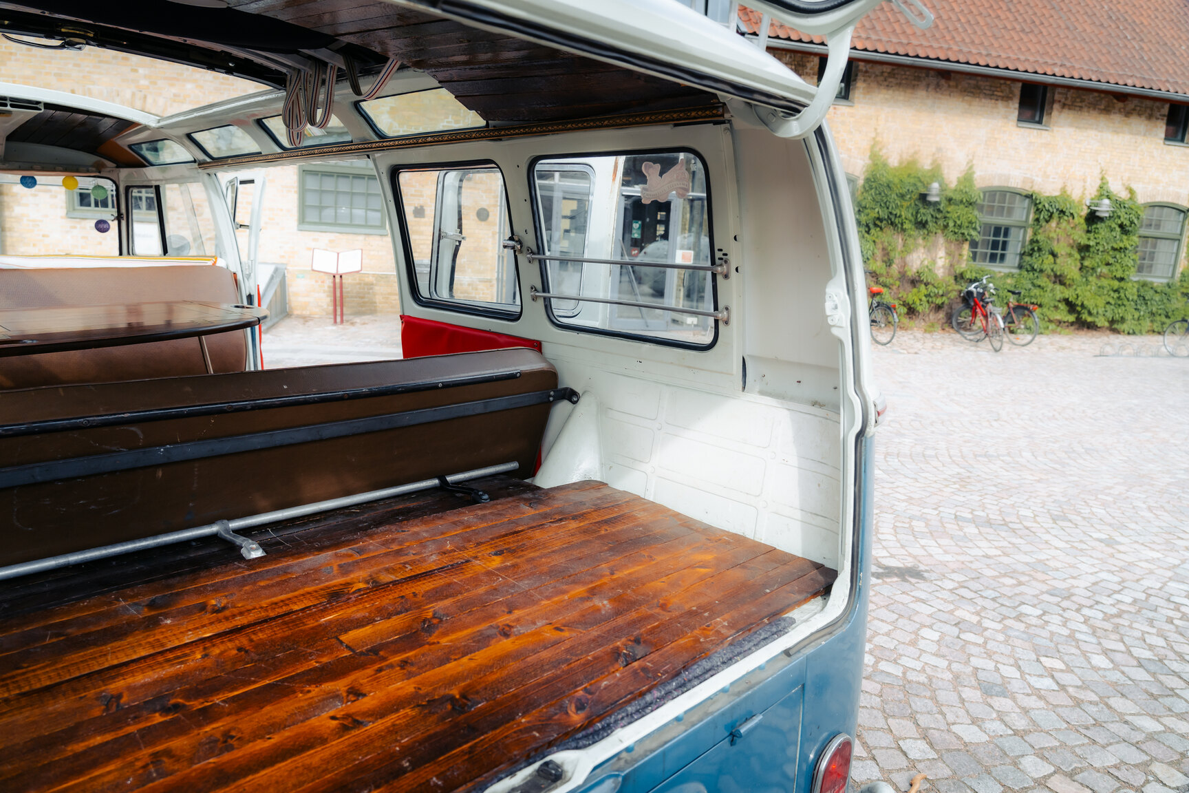 Interiörbild 1964 Volkswagen Kleinbus Transporter 1500 Deluxe “21-fönsters Samba”