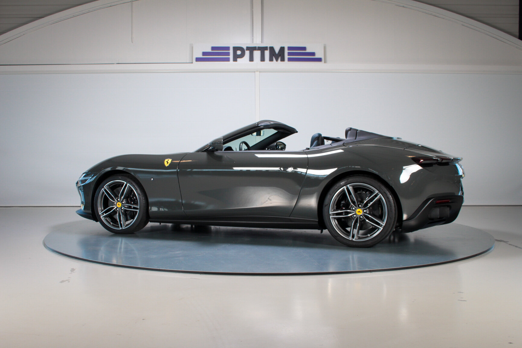 Exteriörbild på 2024 Ferrari Roma Spider