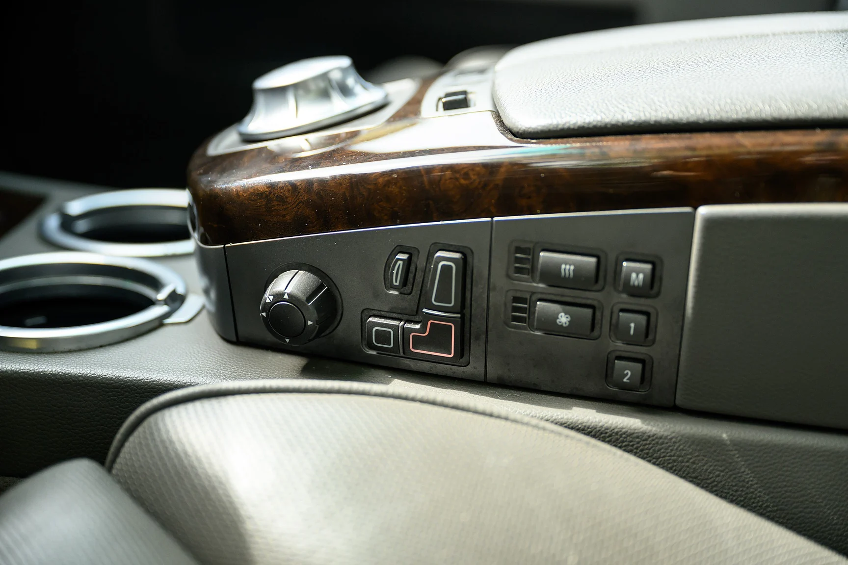 Innenraumfoto von 2001 BMW 745i (77)