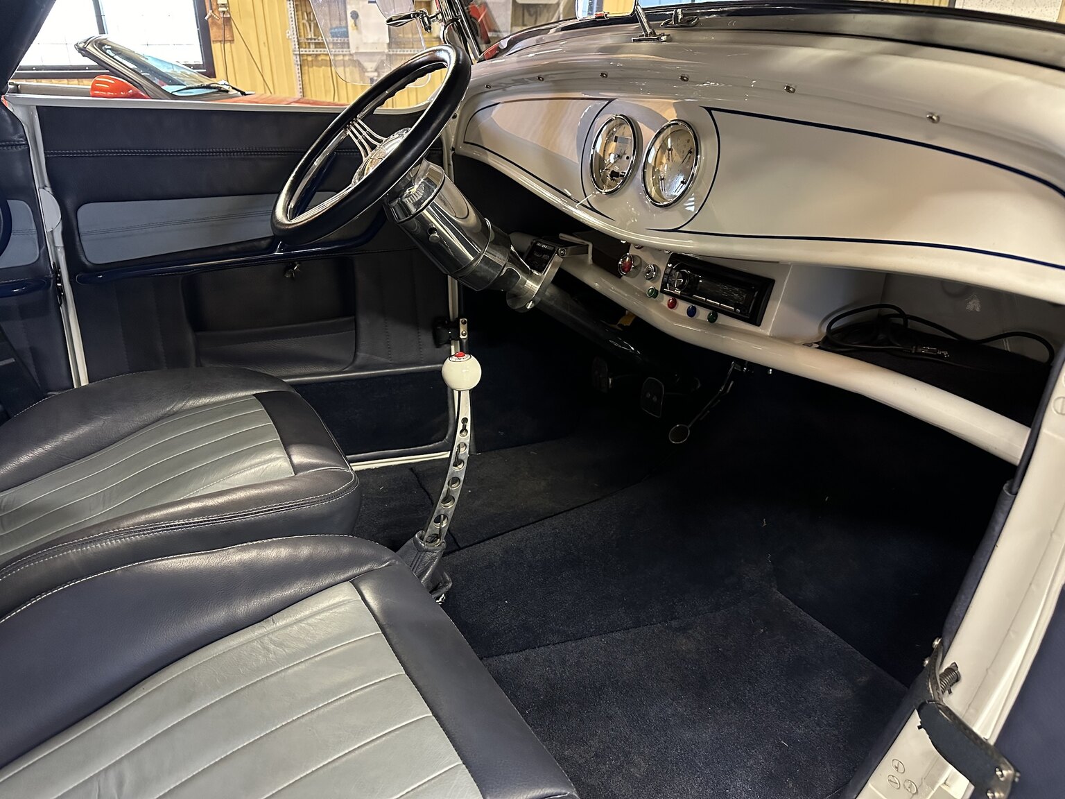 Interiörbild 1932 Custom Ford Rod White Ice