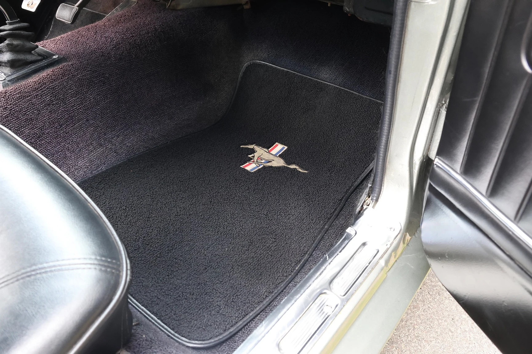 Innenraumfoto von 1965 Ford Mustang Fastback Restomod (19)