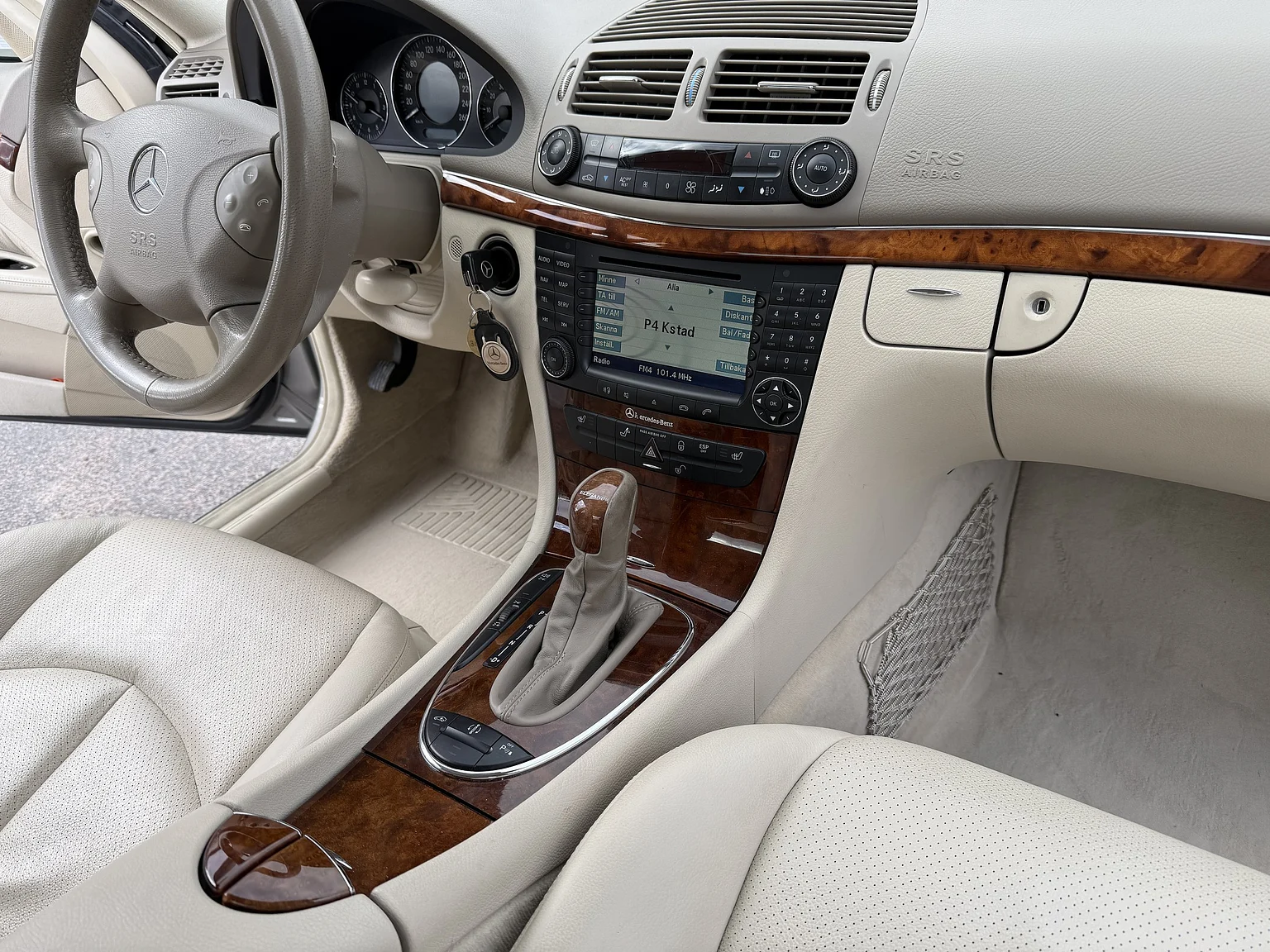 Interior image of 2004 Mercedes-Benz E 500 7G-Tronic (30)