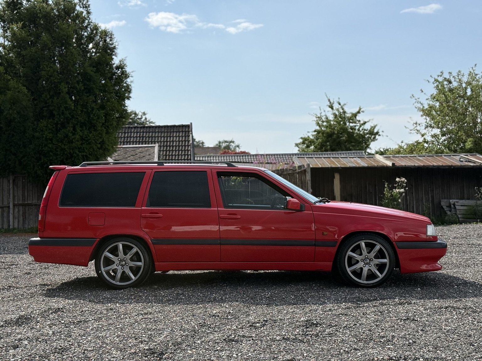 Exterior image of 1996 Volvo 850 R "T-Röd"