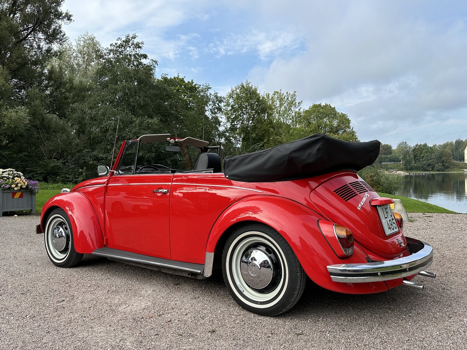 Exterior image of 1971 Volkswagen beetle 1302 cabriolet