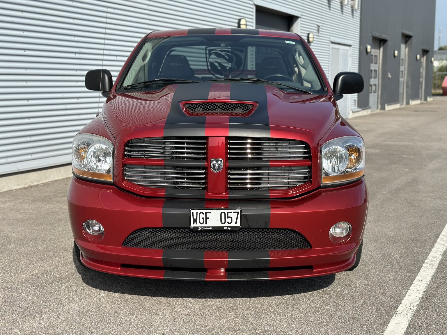 Exteriörbild på 2006 Dodge Ram SRT10
