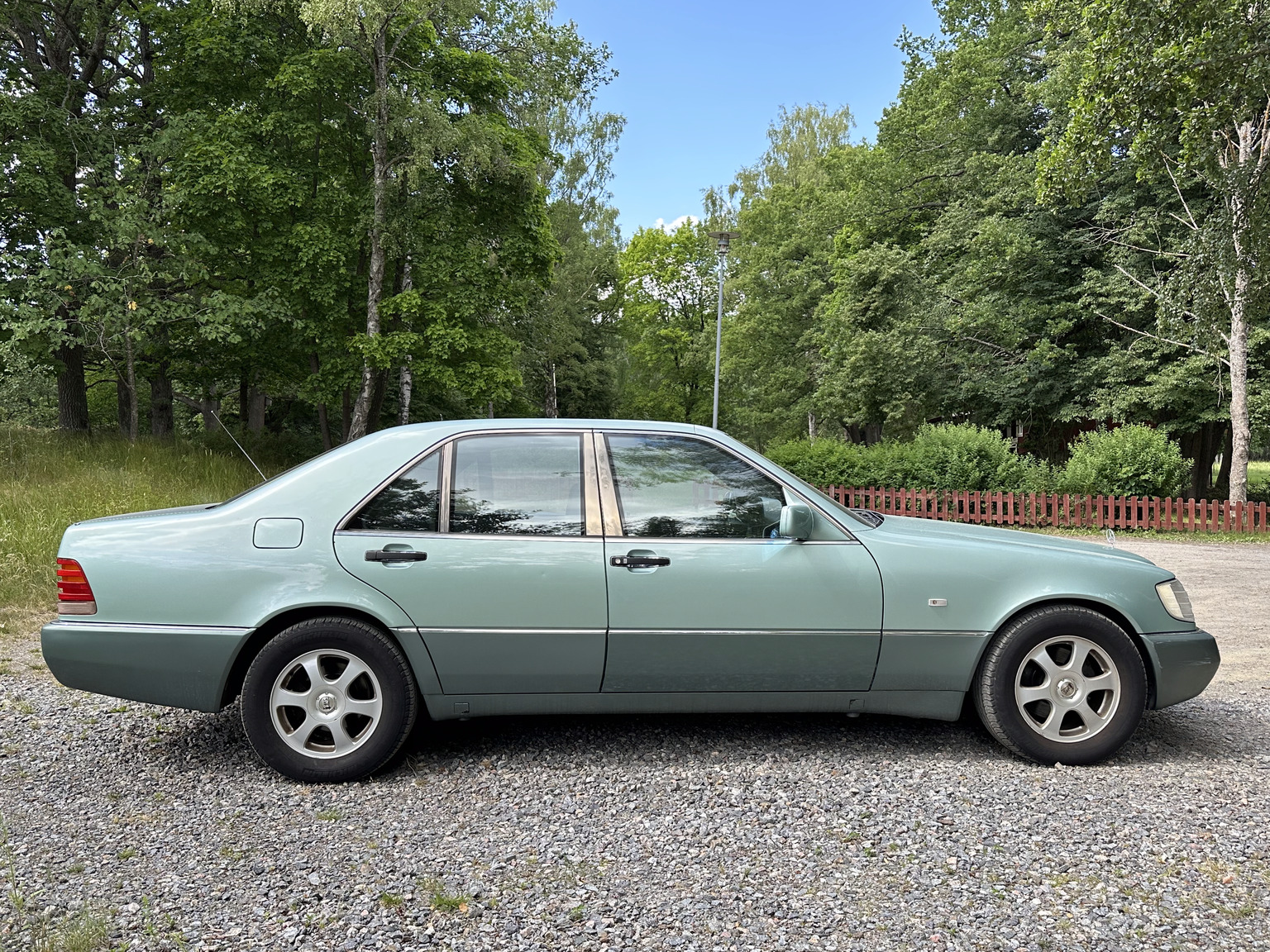 Exterior image of 1992 Mercedes 300 SE (12)