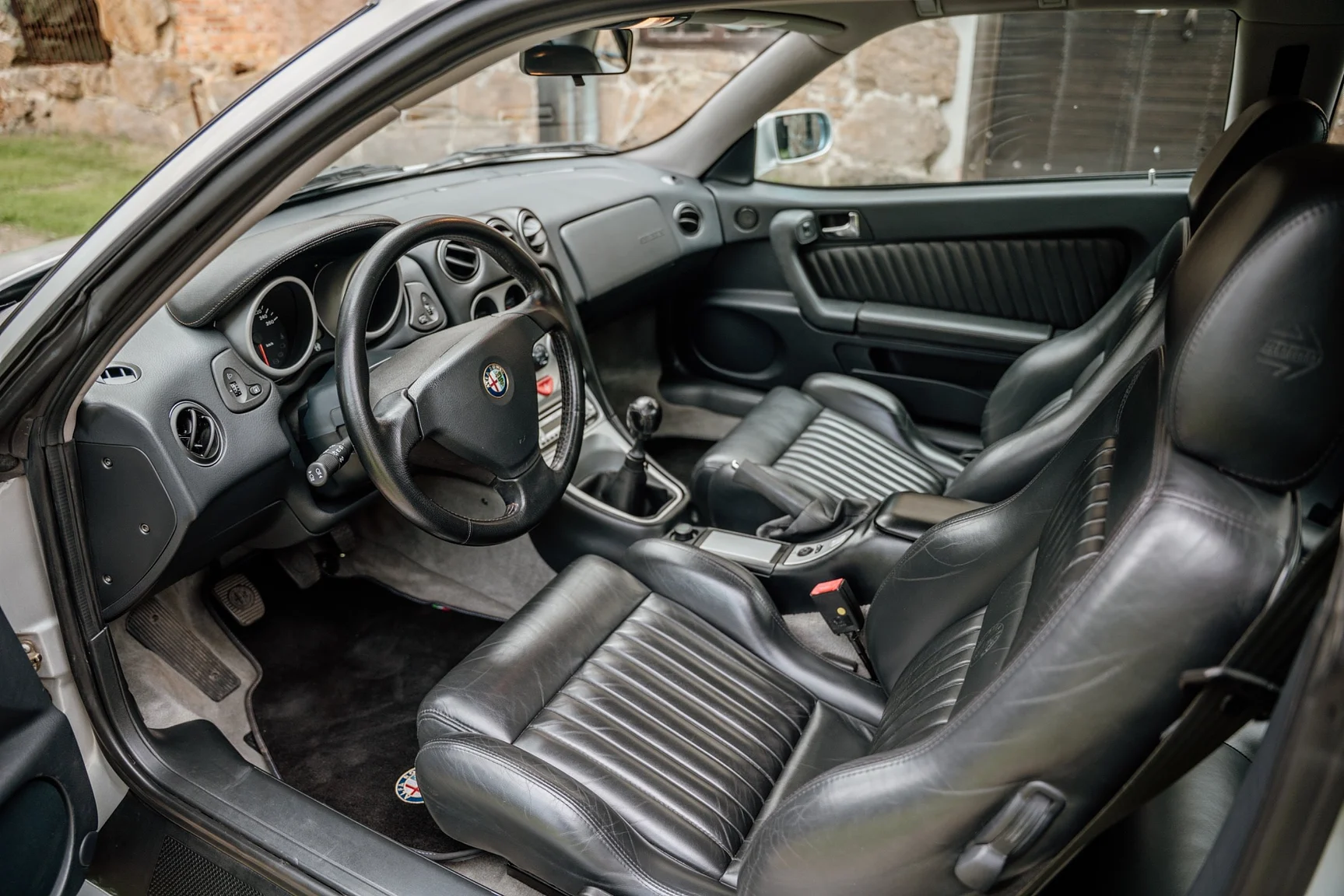Interior image of 1999 Alfa Romeo GTV V6 3,0 24V (1)