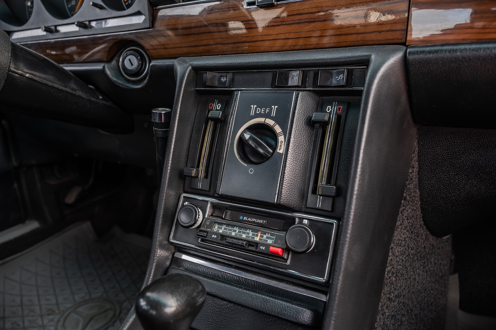 Interior image of 1975 Mercedes-Benz 280 SE 