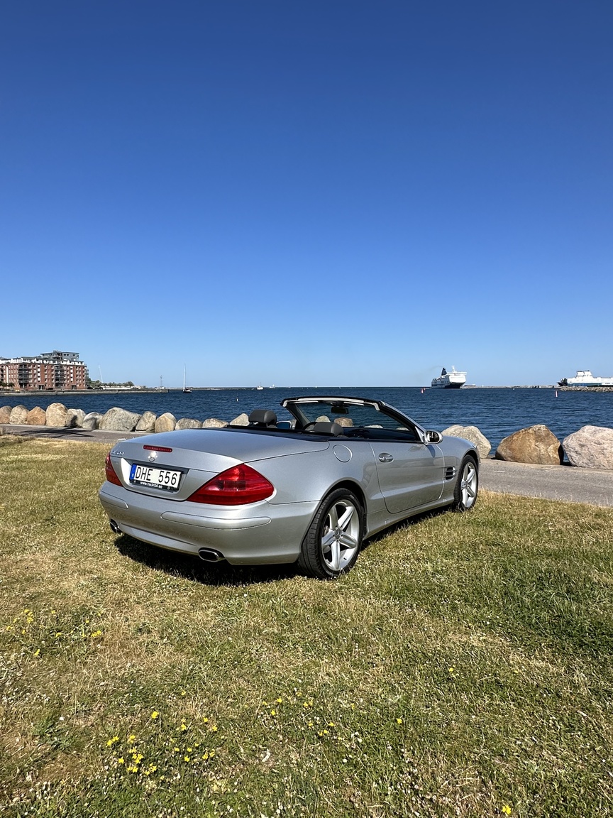 Exterior image of 2002 Mercedes SL 500 (4)
