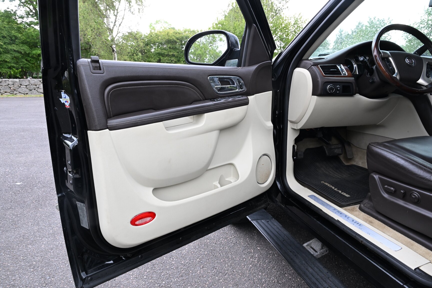 Interior image of 2010 Cadillac Escalade ESV 6.2 Flexfuel