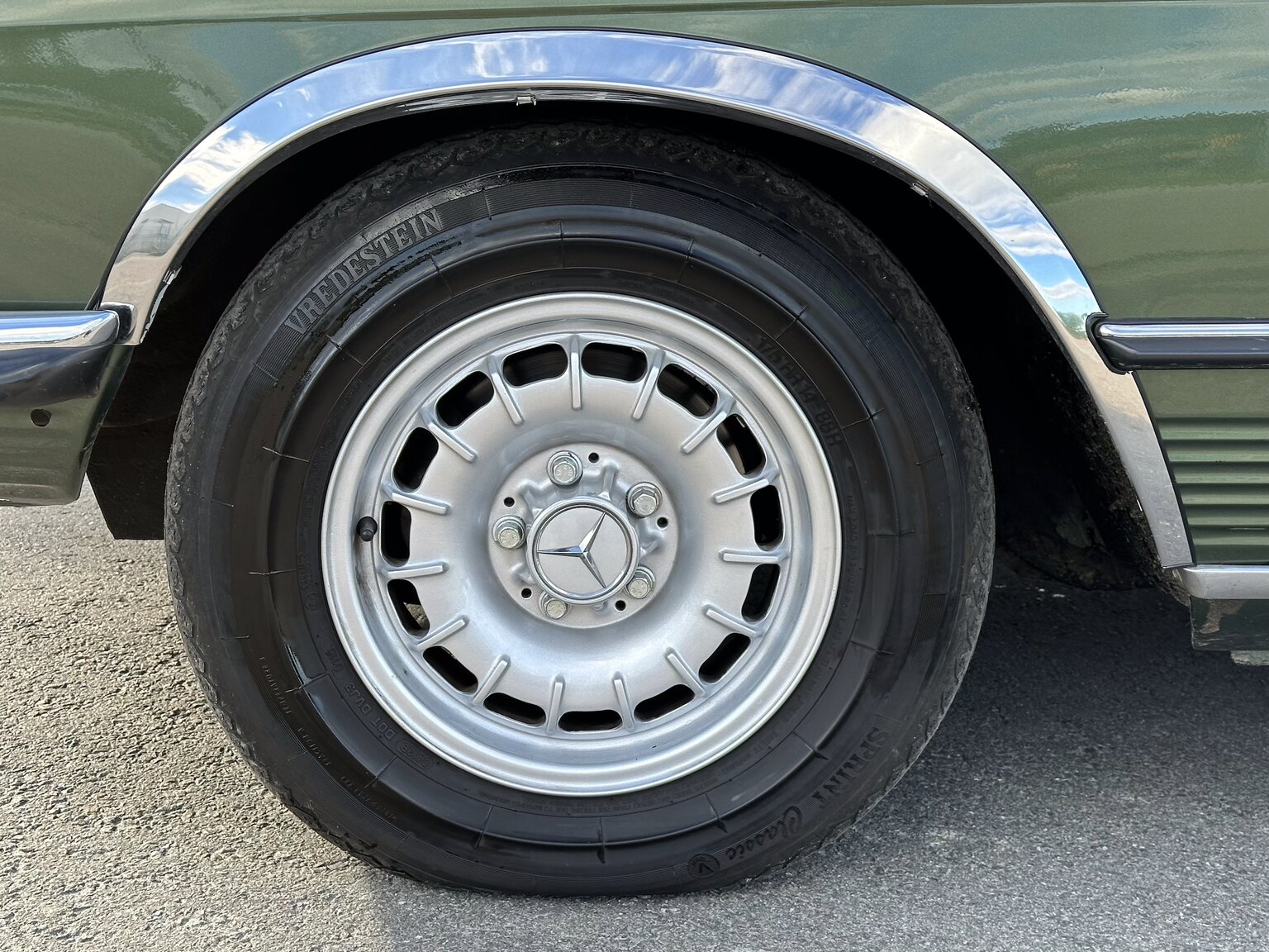 Exteriörbild på 1974 Mercedes Benz 450 SLC