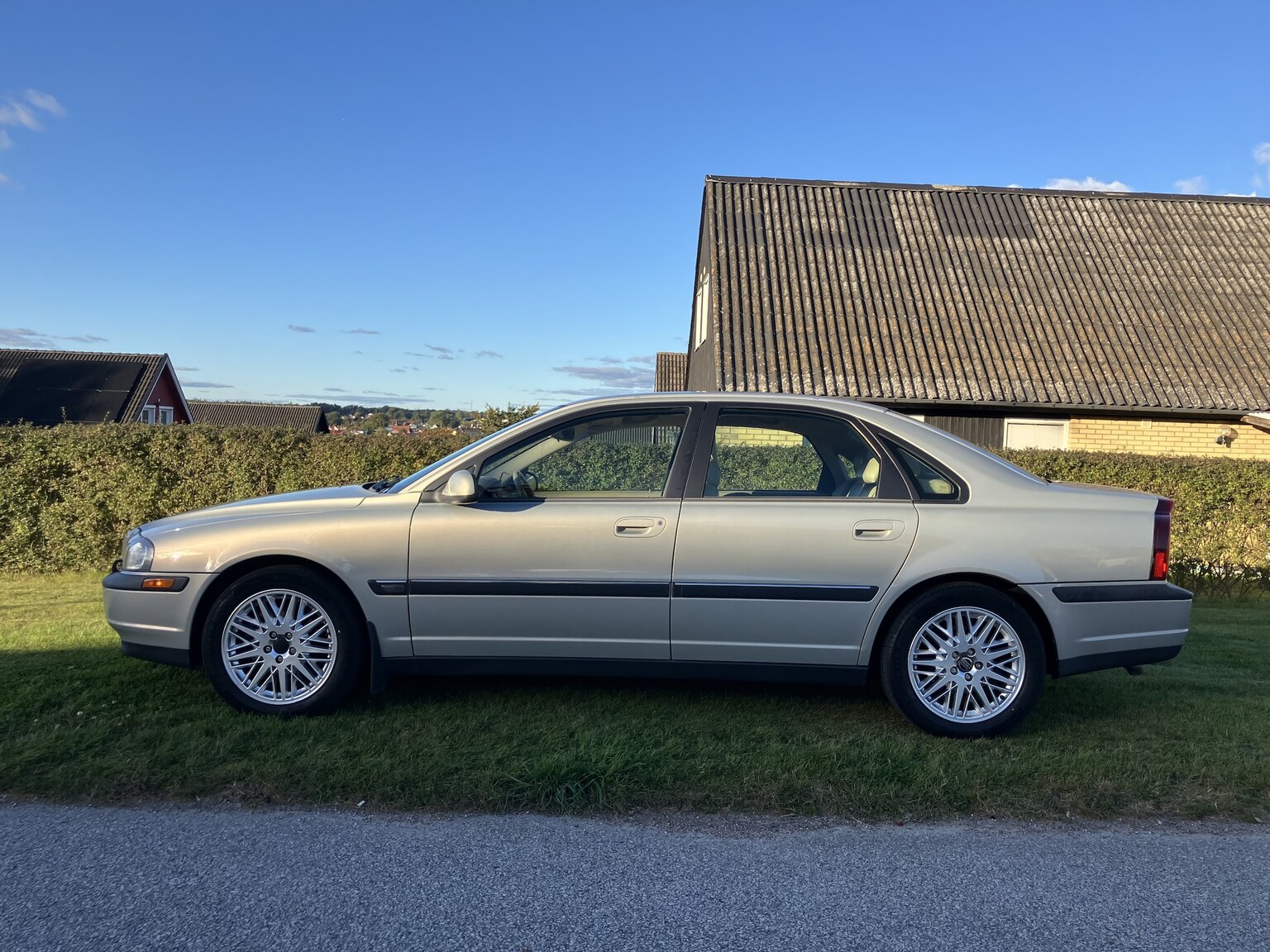 Exterior image of 1999 Volvo S80