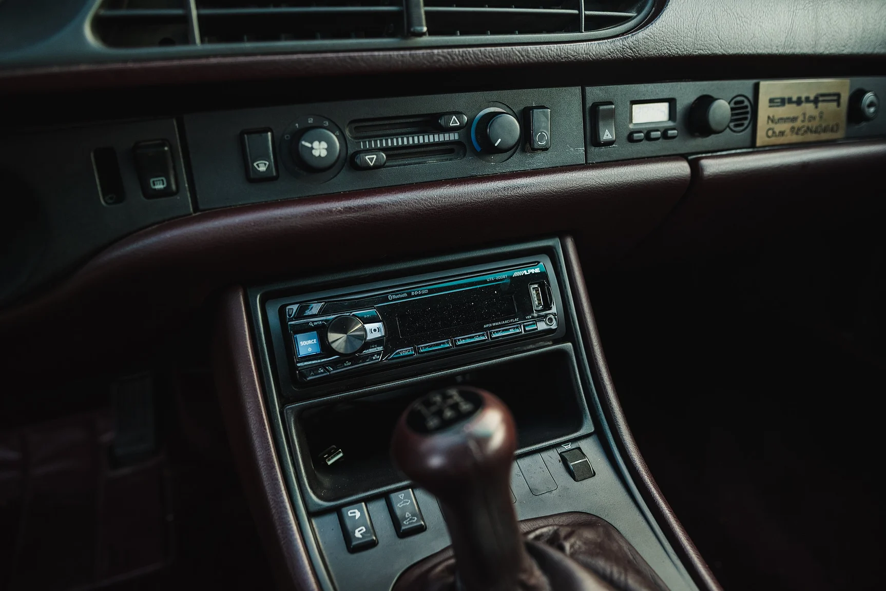 Interior image of 1986 Porsche 944R (43)
