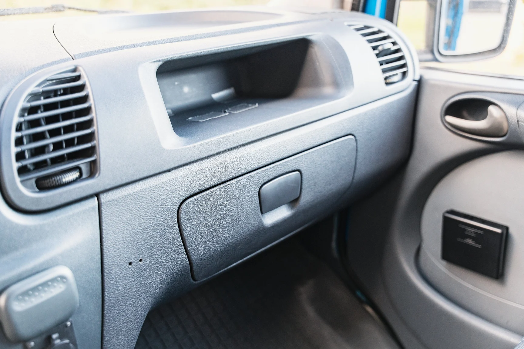 Interior image of 2004 Mercedes-Benz Sprinter 4x4 Campervan/Overlander (98)