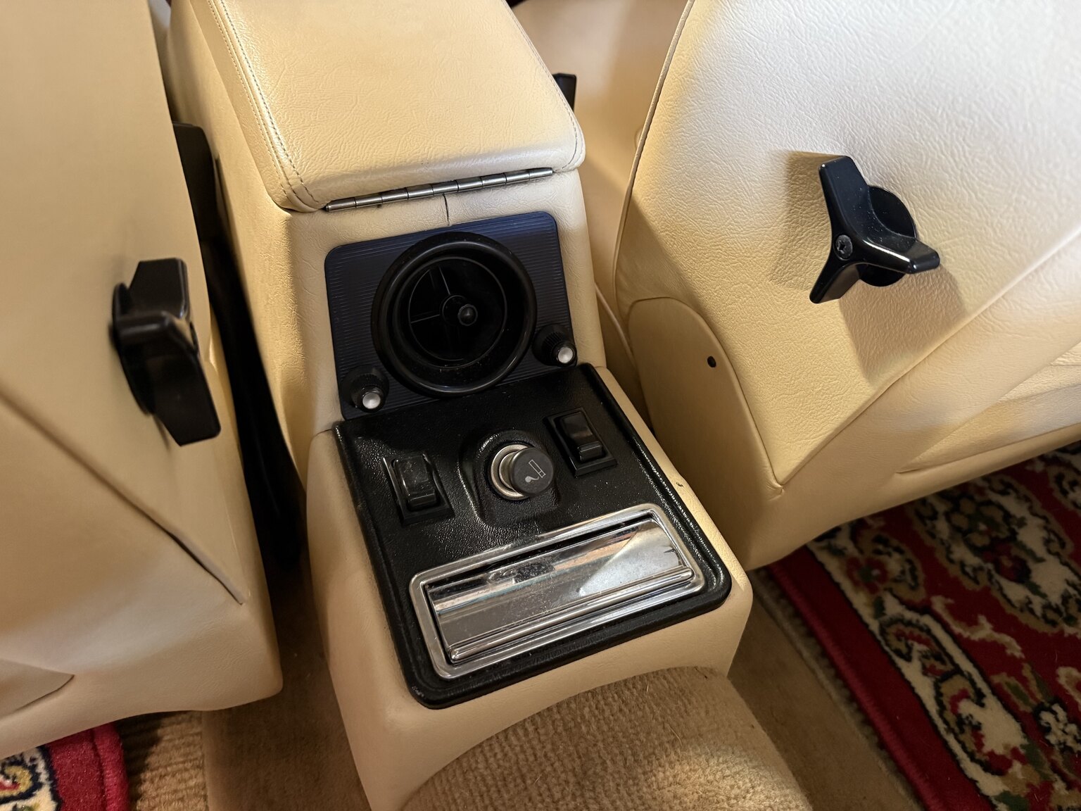 Innenraumfoto von 1990 Jaguar Daimler Double six