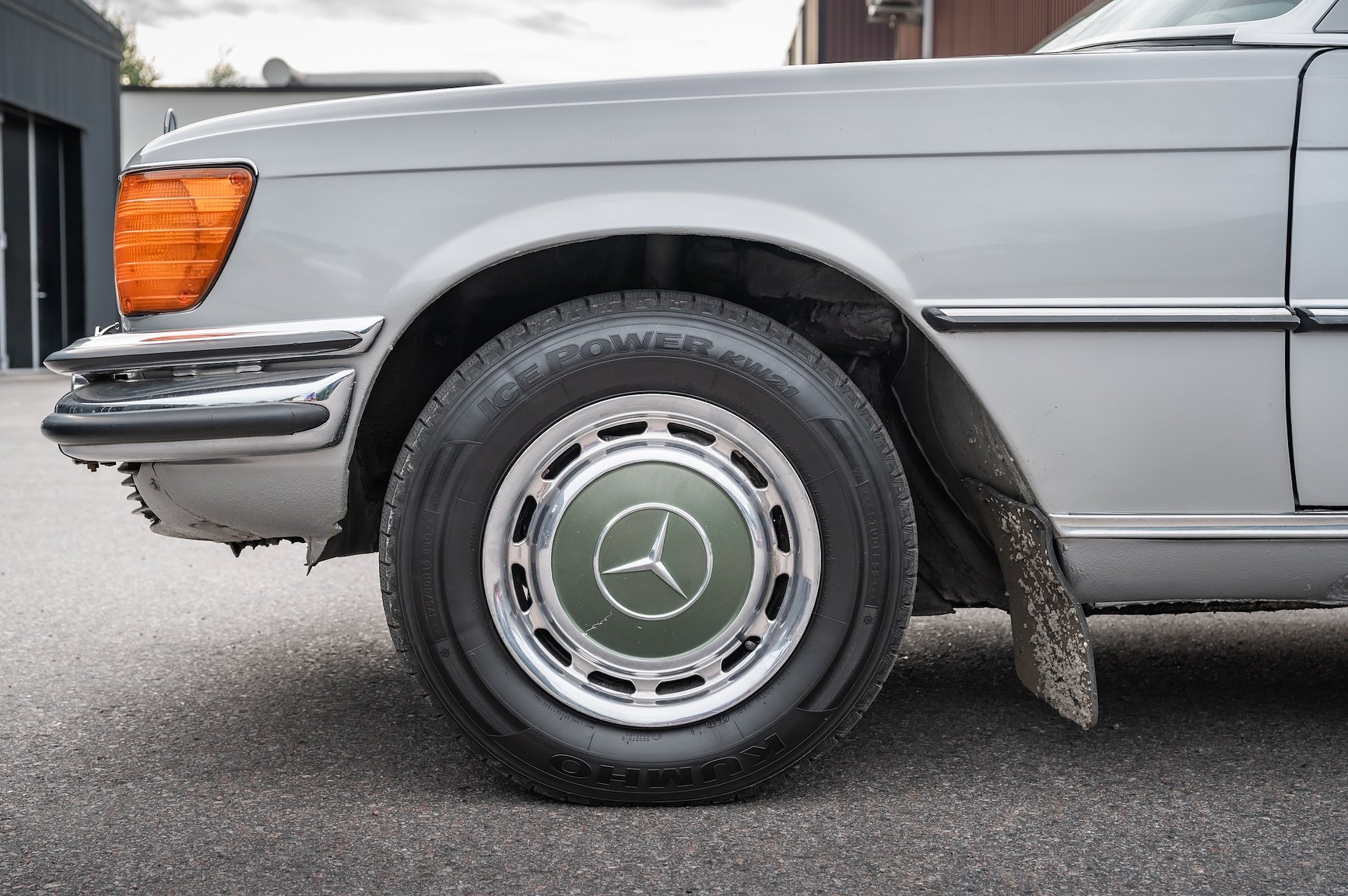 Exteriörbild på 1975 Mercedes-Benz 280 SE 