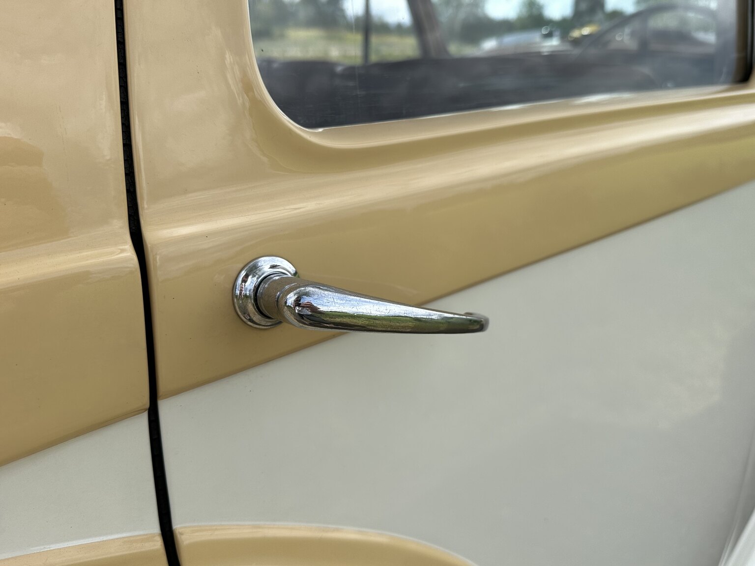 Exterior image of 1947 Bentley Mark IV Sport Saloon