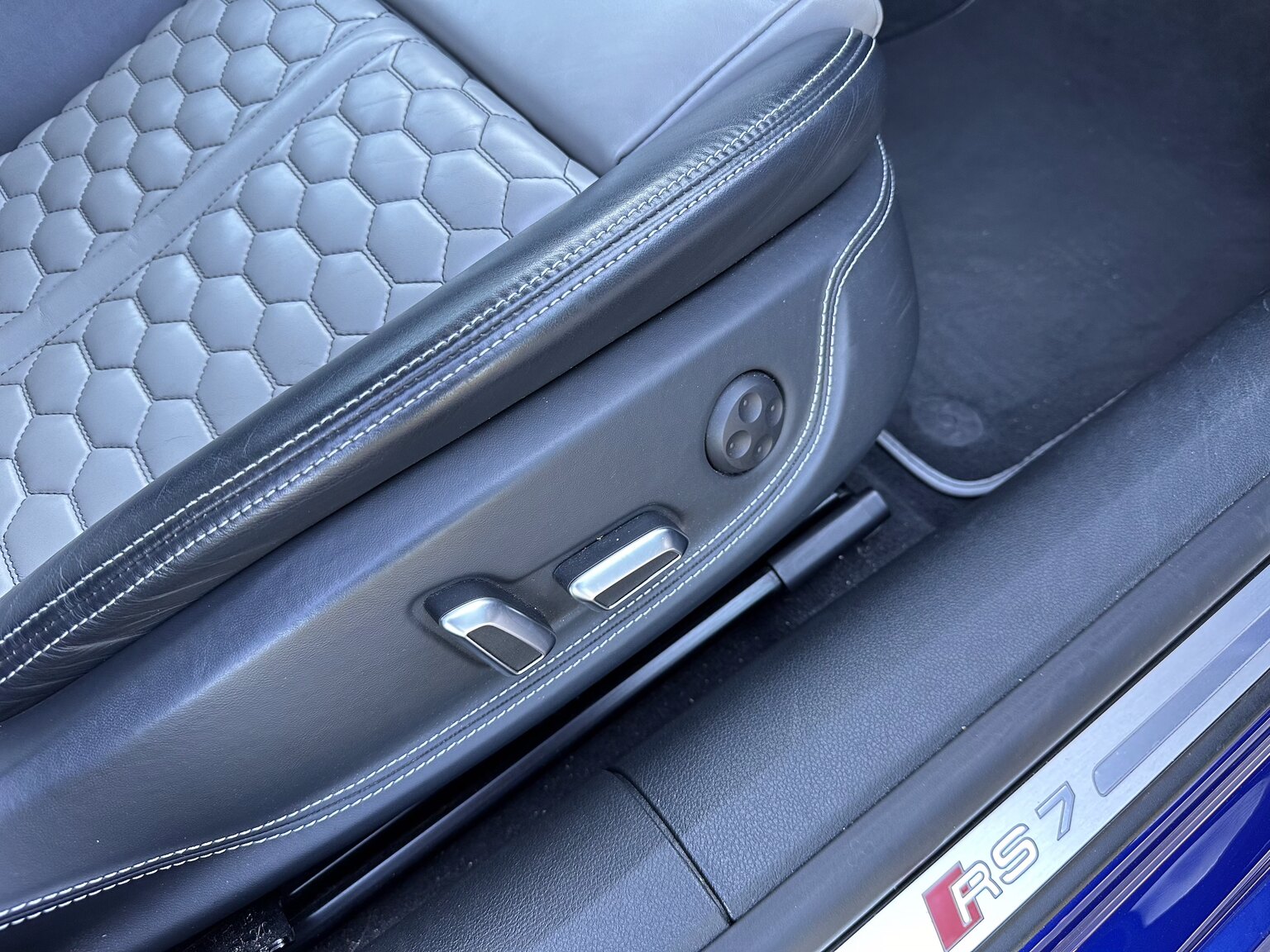 Interiörbild 2015 Audi RS7 (32)