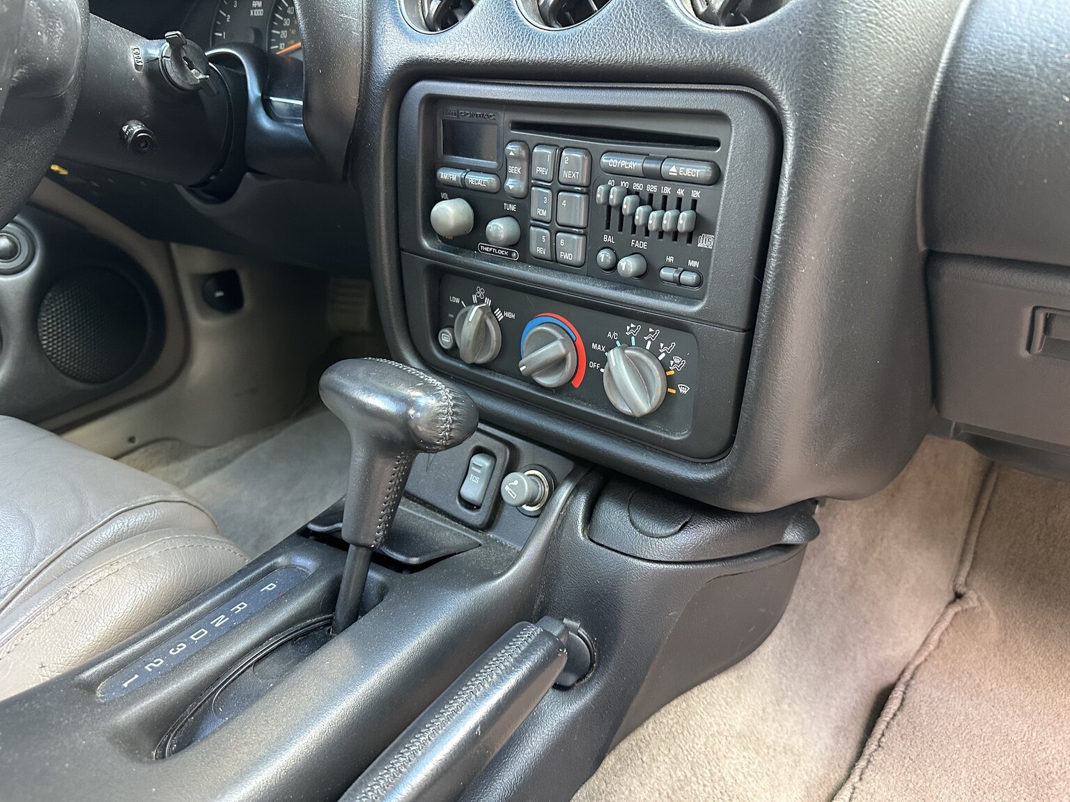 Interiörbild 2000 Pontiac TransAm Firebird (31)