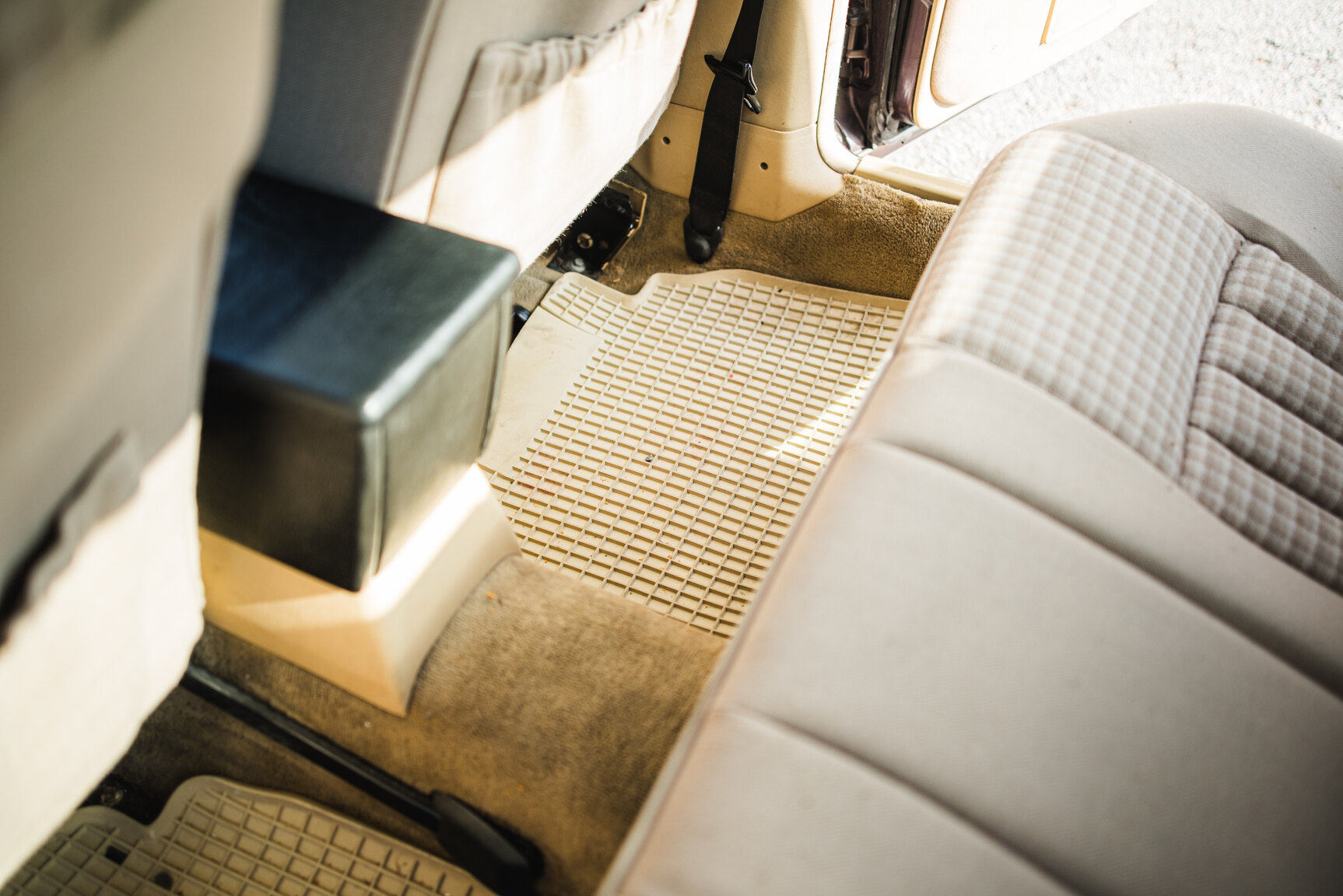 Interior image of 1993 Mercedes-Benz E 220