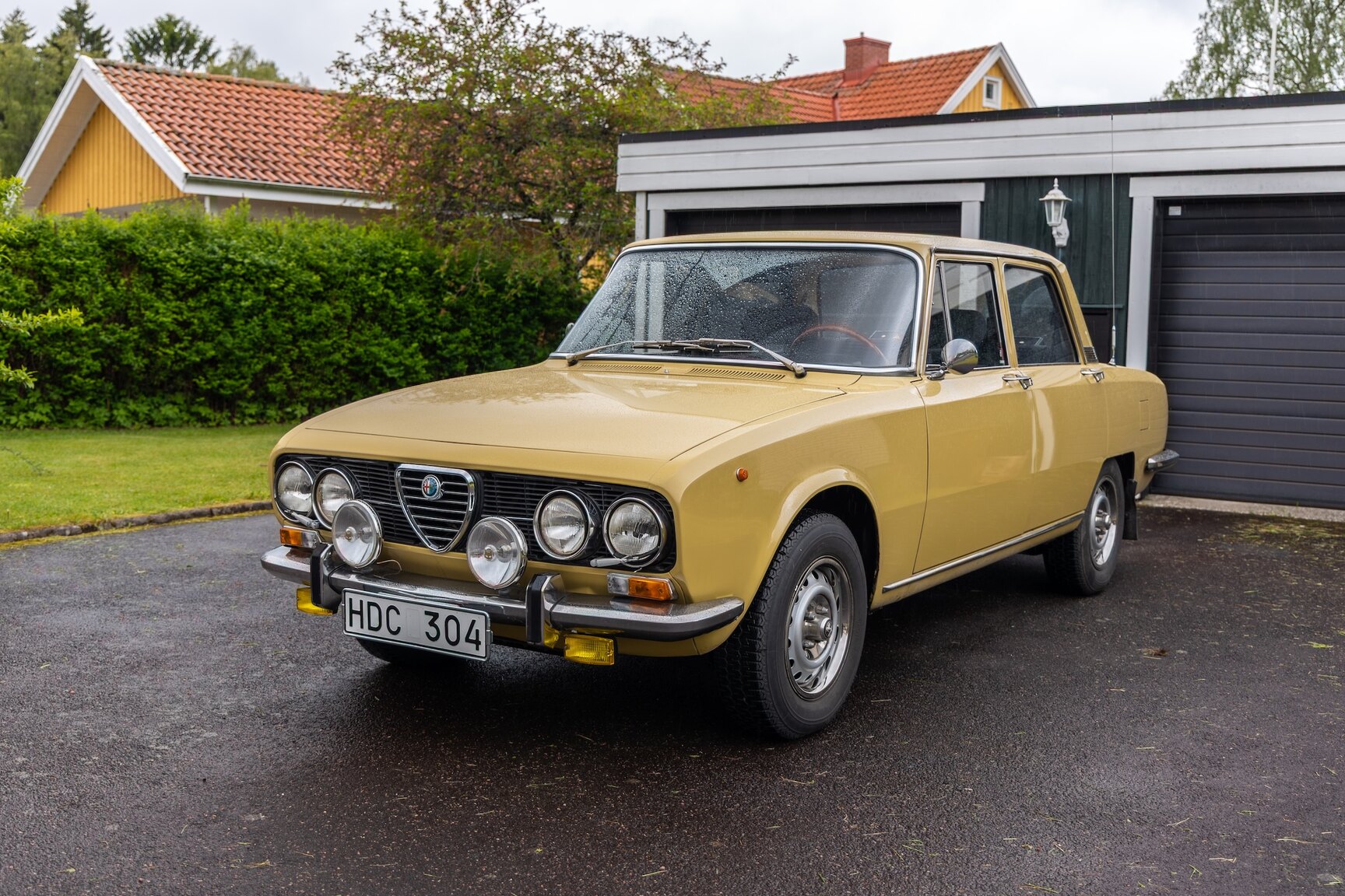 Exterior image of 1974 Alfa Romeo Berlina 2000