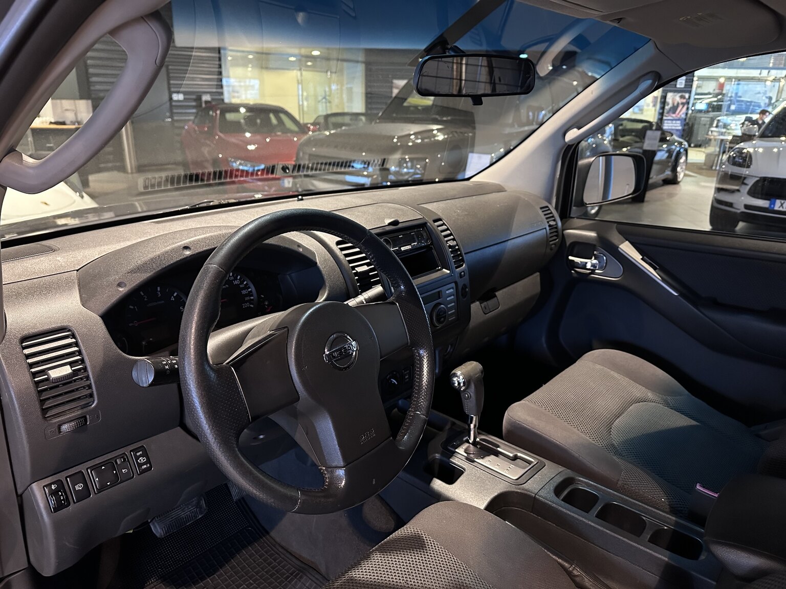 Interiörbild 2006 Nissan Navara A-traktor (2)