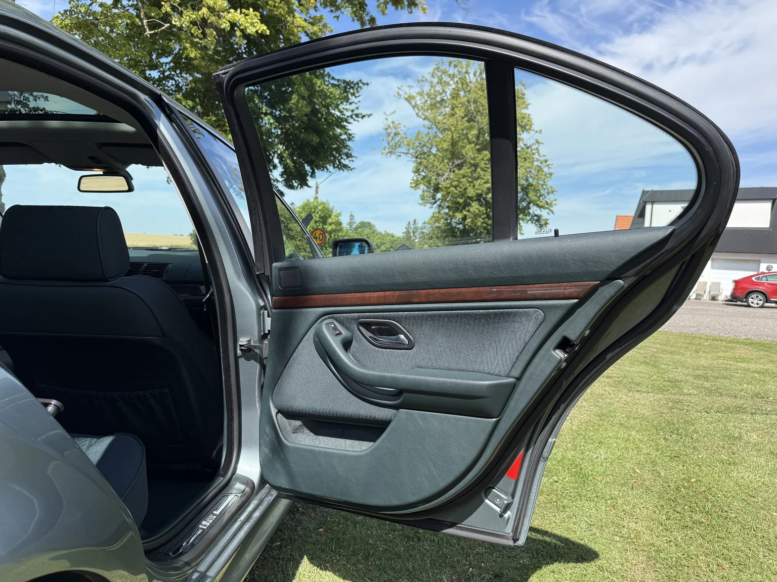 Interior image of 2003 BMW 525d Sedan (71)