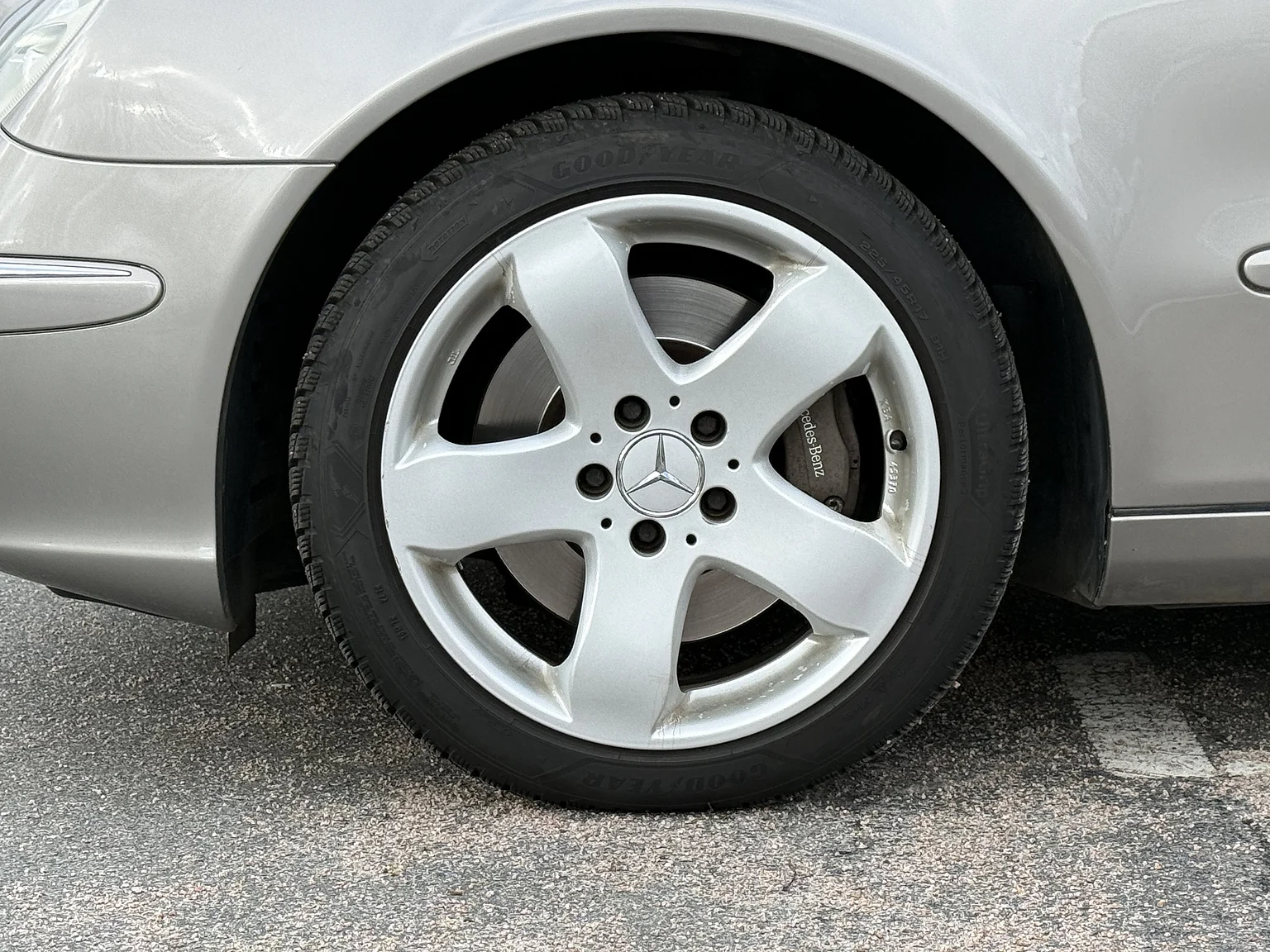 Exterior image of 2004 Mercedes-Benz E 500 7G-Tronic (33)