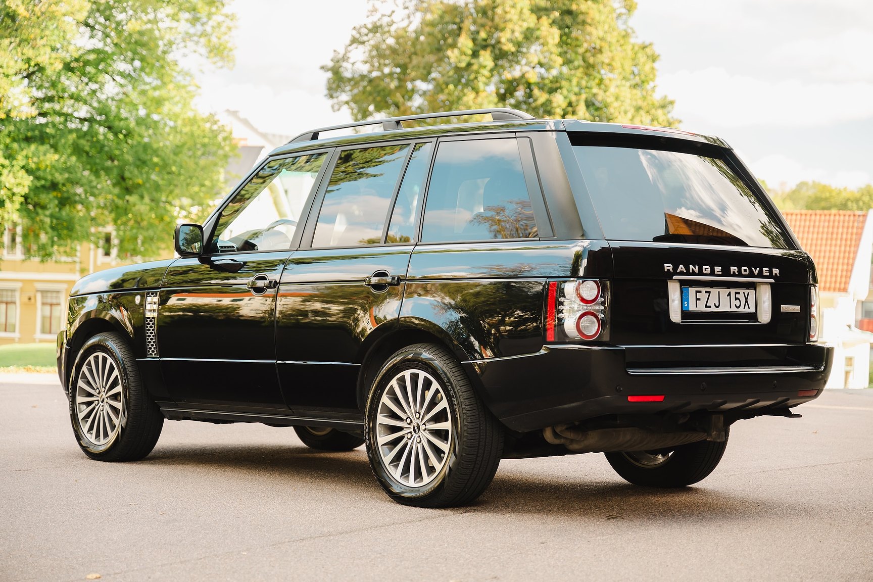 Exterior image of 2012 Range Rover 4.4 TDV8 Westminster 