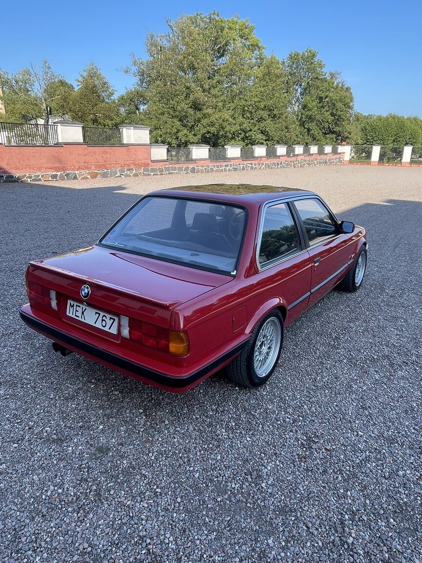 Exteriörbild på 1987 BMW 320i