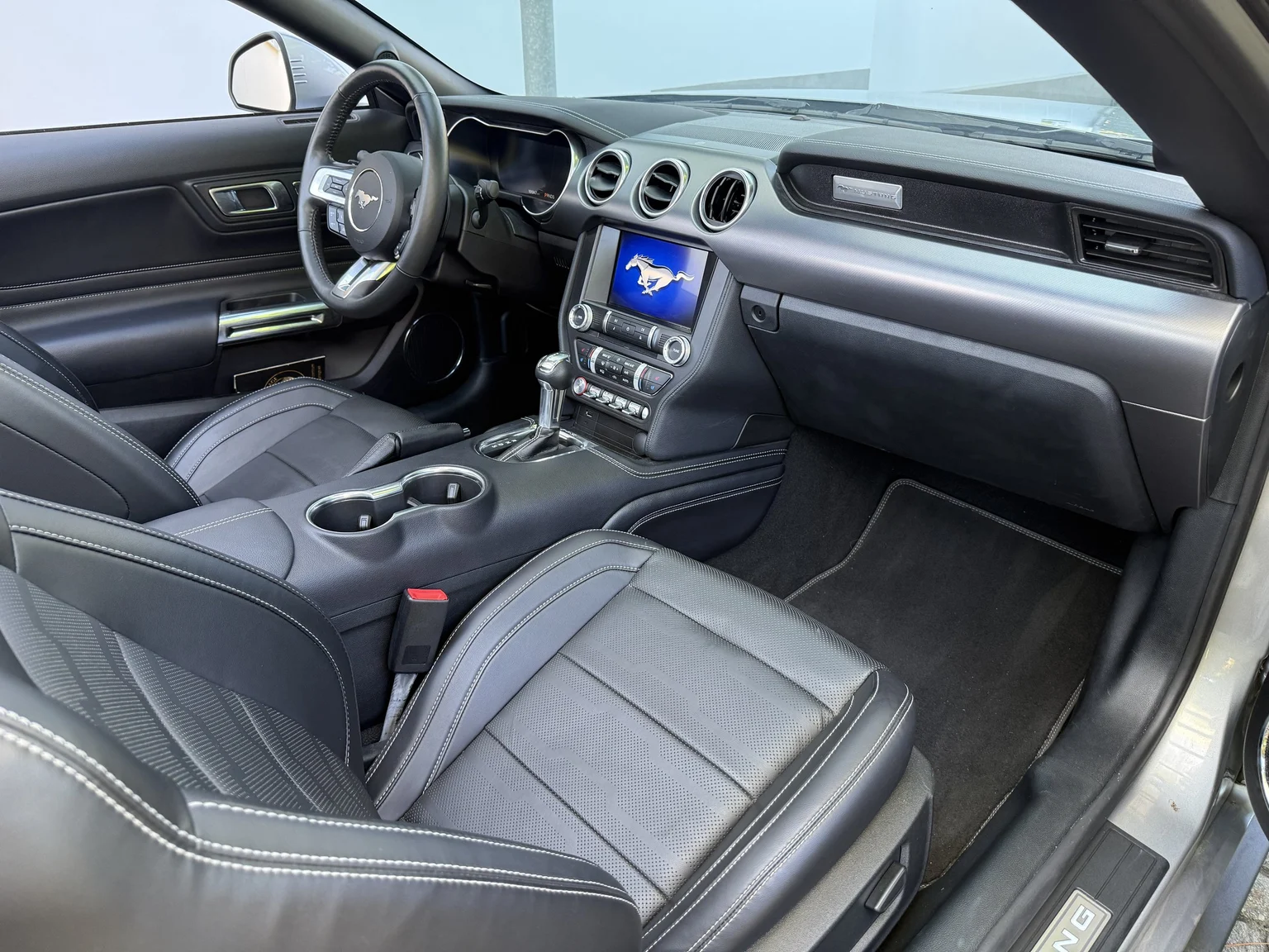 Interiörbild 2021 Ford Mustang GT Cabriolet (30)