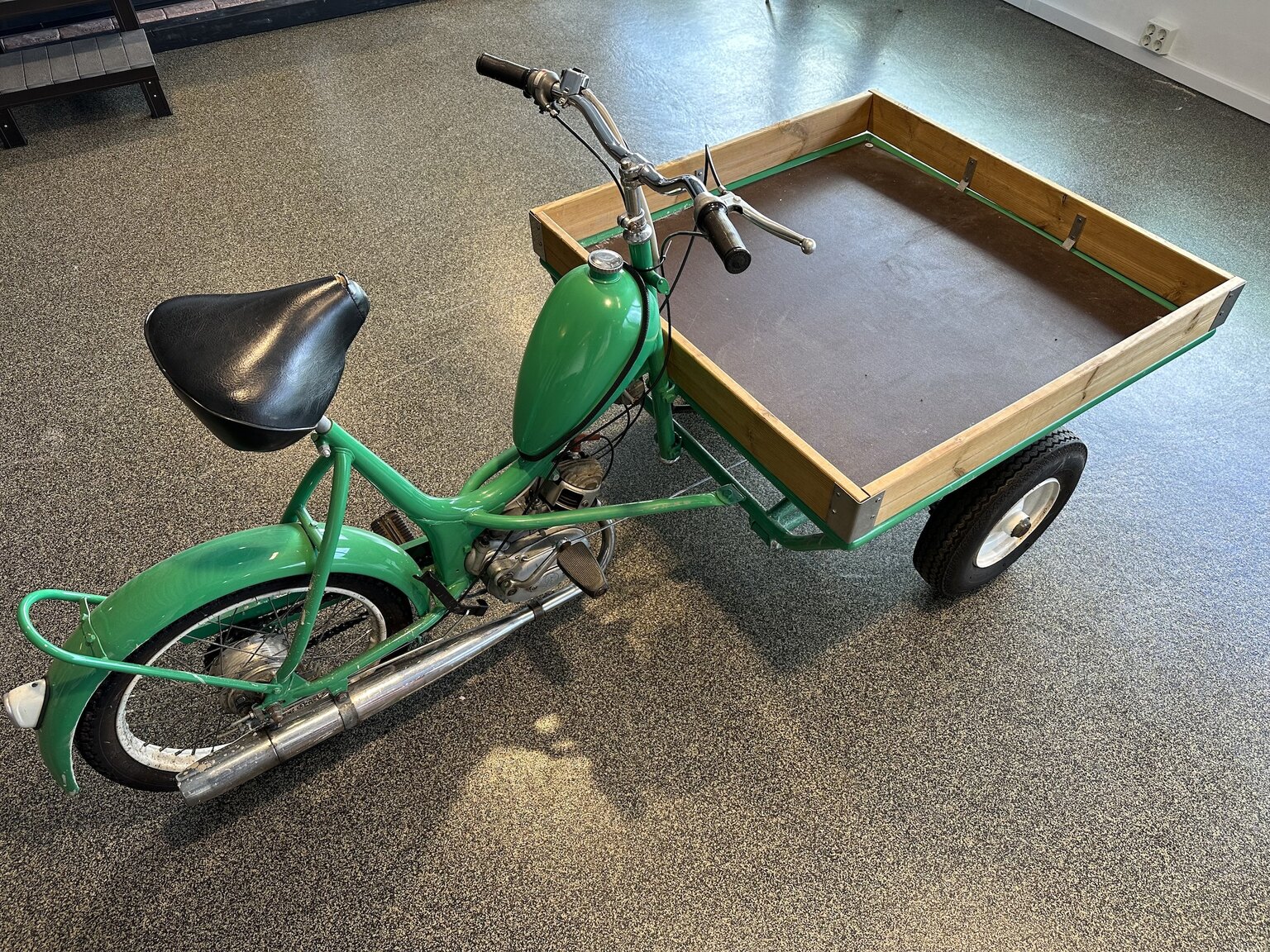 Exterior image of 1970 Cresent 1189 flakmoped