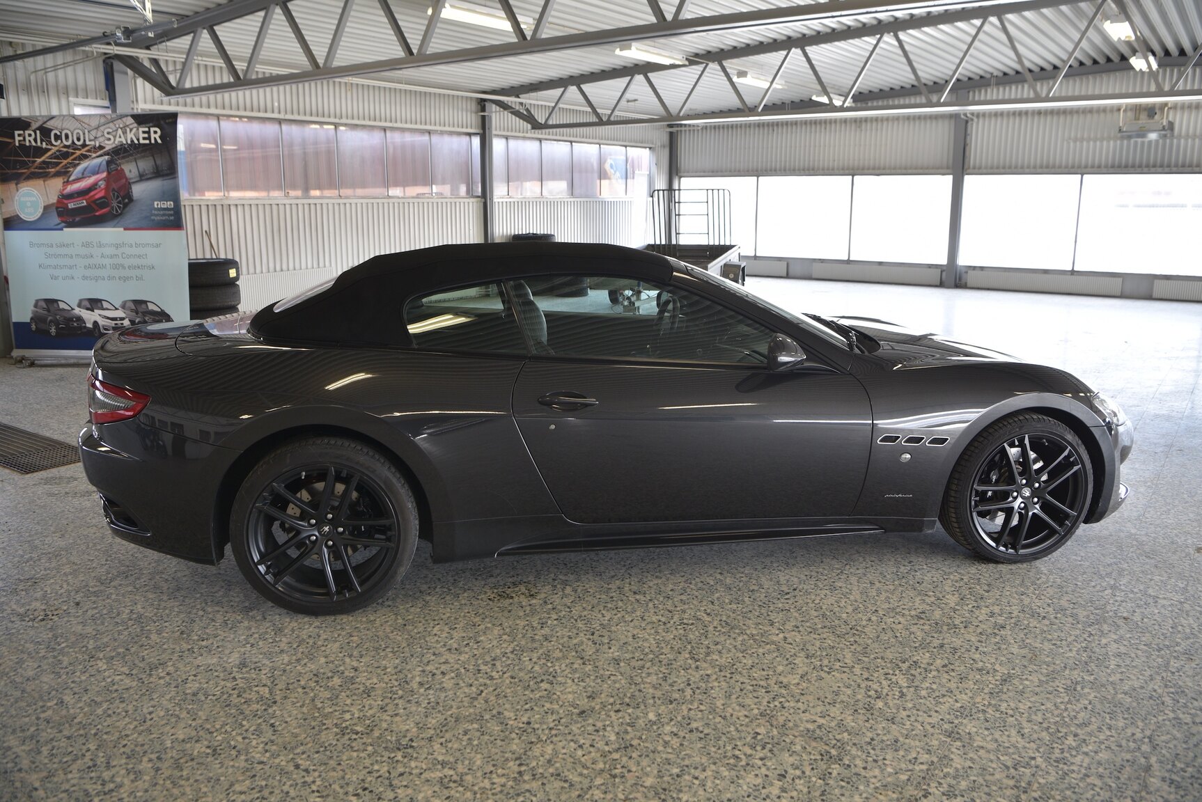 Exterior image of 2016 Maserati Grancabrio (17)