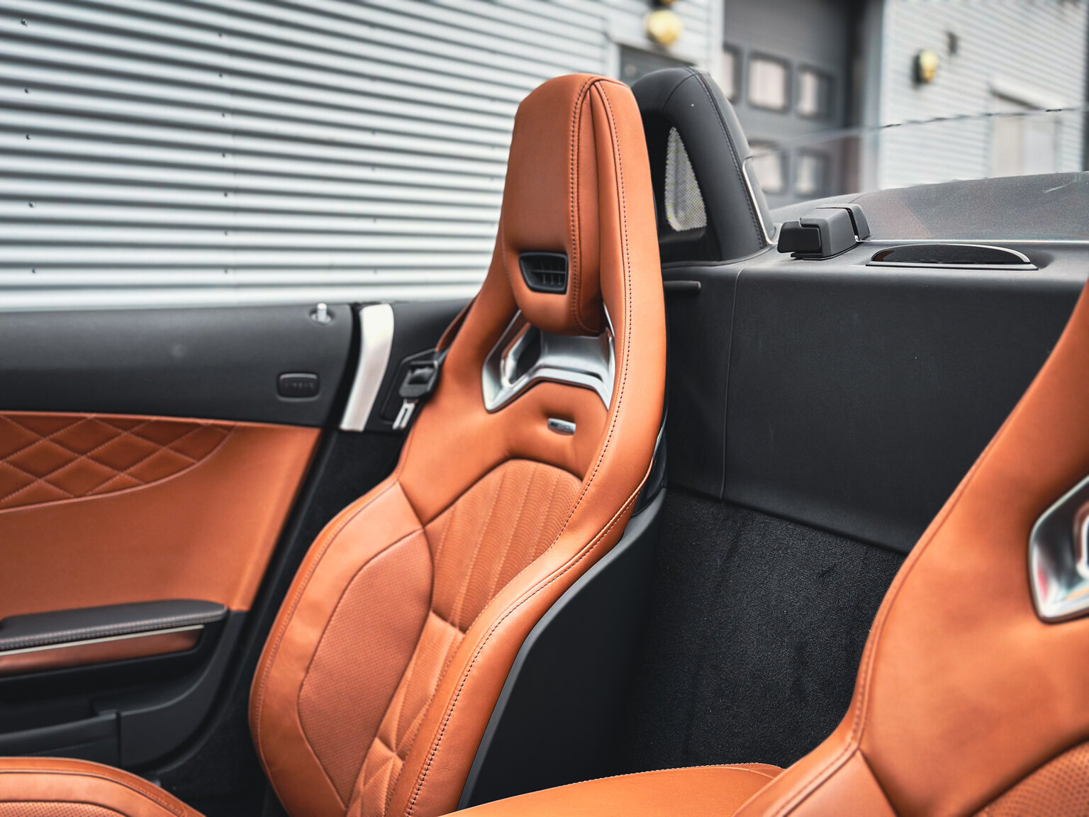 Innenraumfoto von 2018 Mercedes Benz AMG GT C