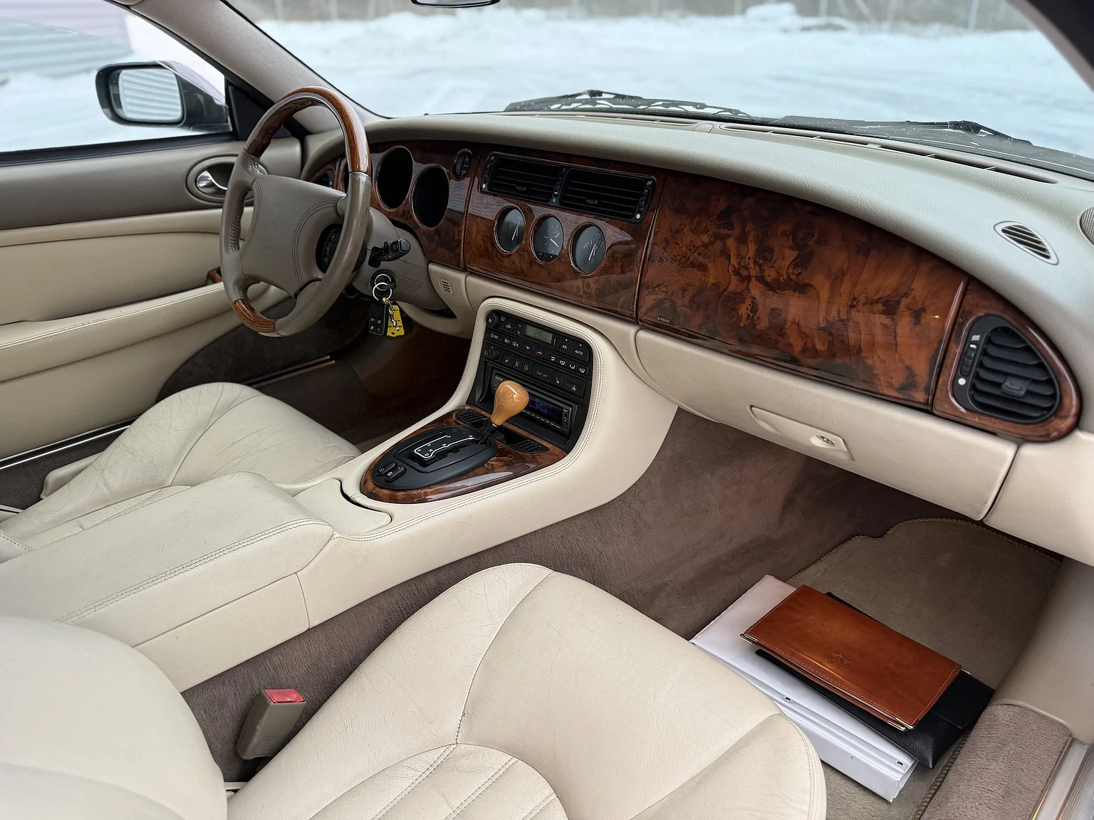 Interior image of 1997 Jaguar XK8 (28)