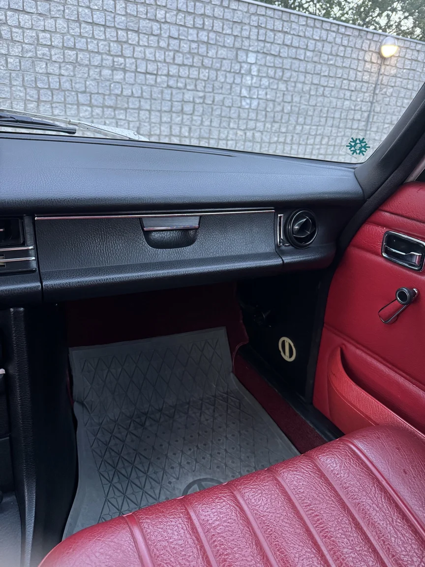 Innenraumfoto von 1972 Mercedes-Benz 200 (22)
