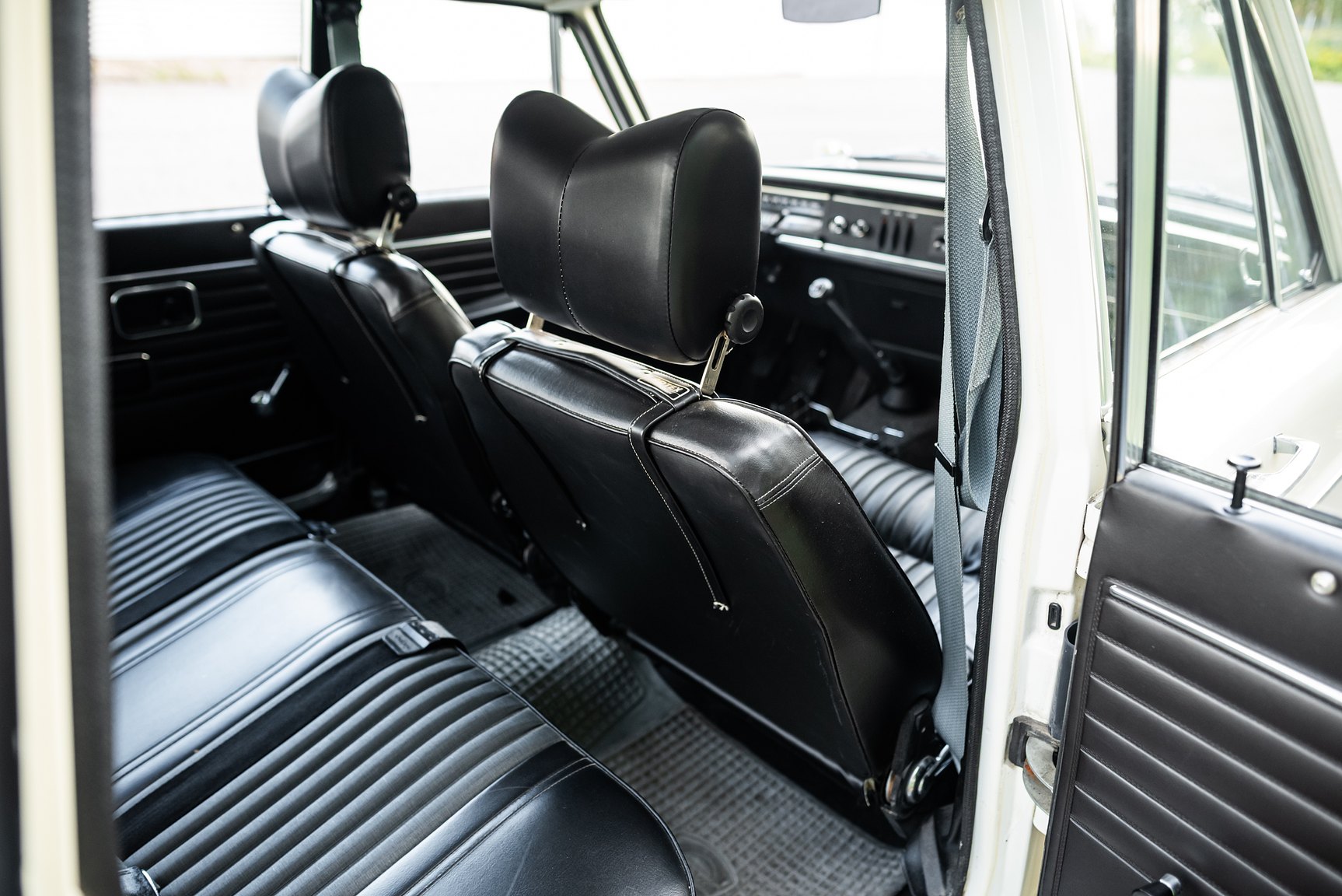 Interiörbild 1967 Volvo 144 1.8 