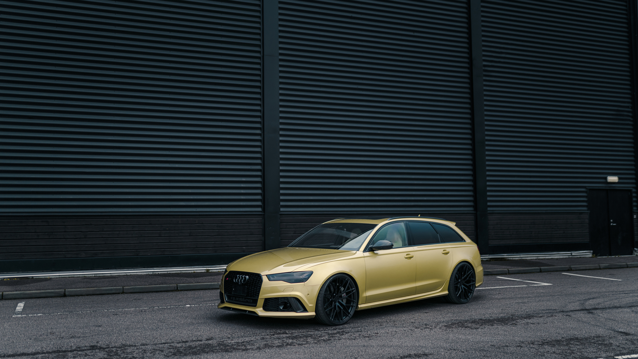Exterior image of 2016 Audi RS6 Avant Exclusive (40)