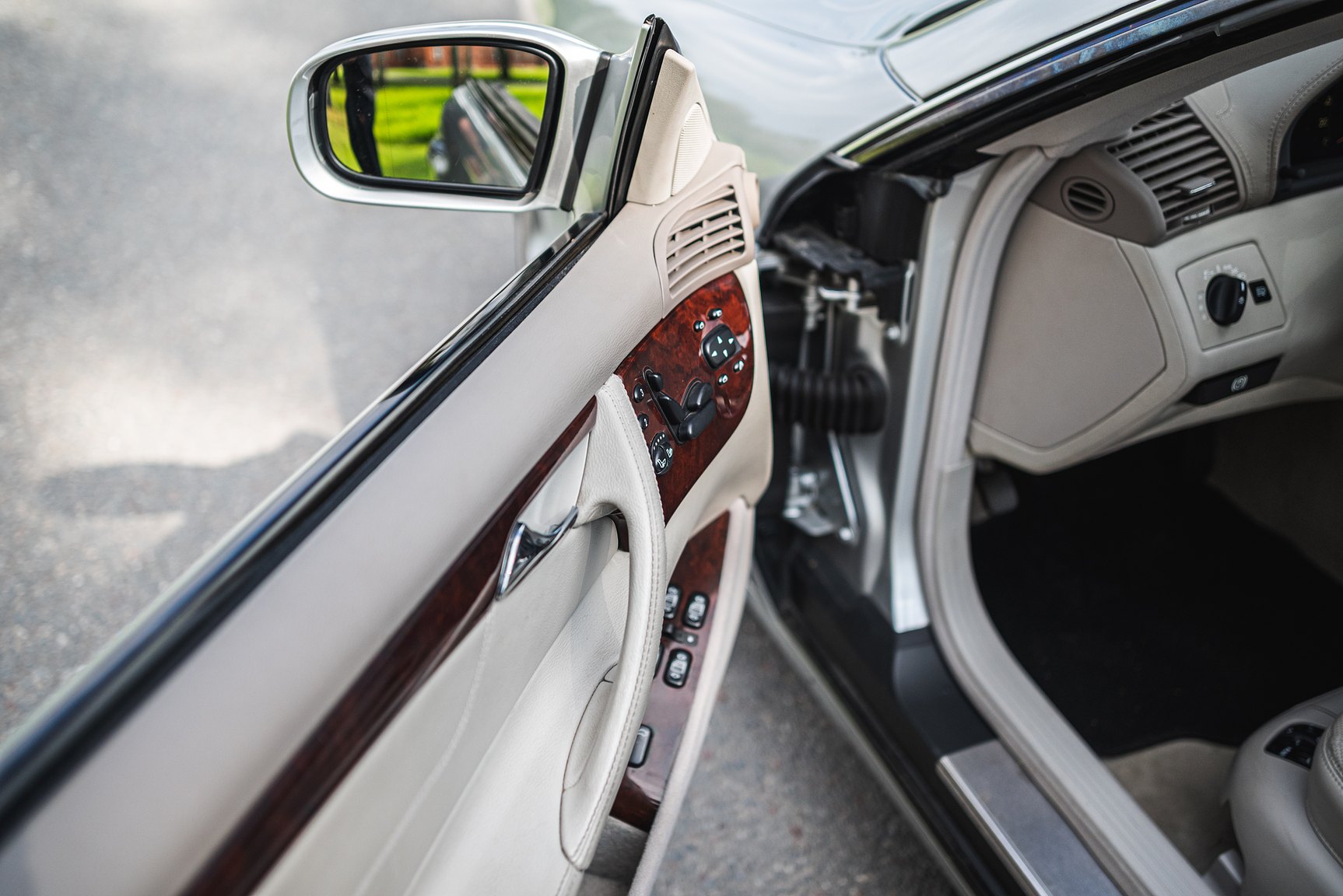 Interior image of 2000 Mercedes-Benz CL 500