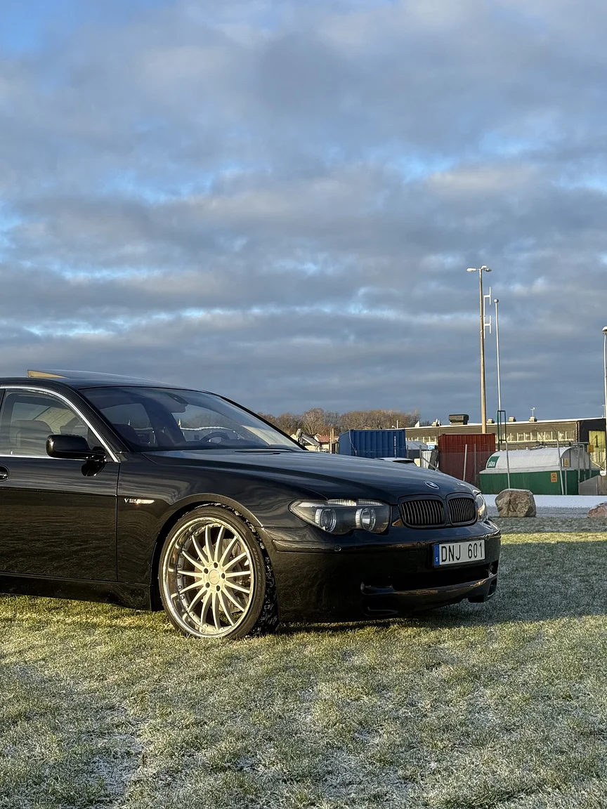 Exterior image of 2003 BMW 760i (4)