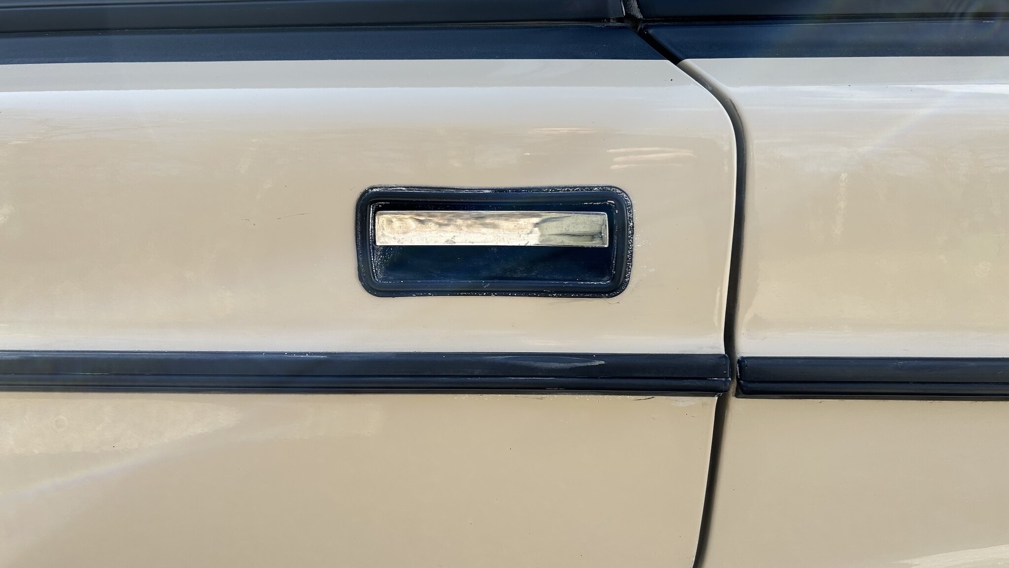 Exterior image of 1987 Volvo 244