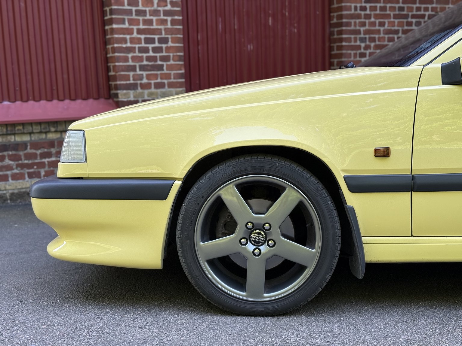 Exterior image of 1995 Volvo 850 T-5R