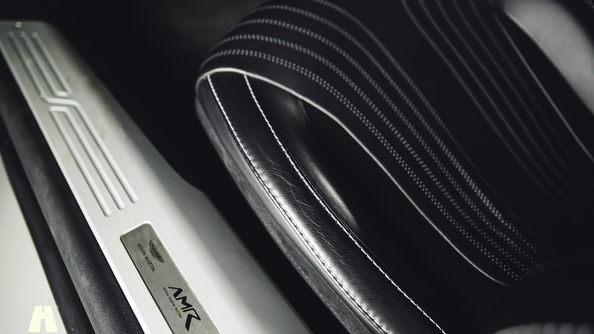 Innenraumfoto von 2019 Aston Martin DB11 AMR (20)